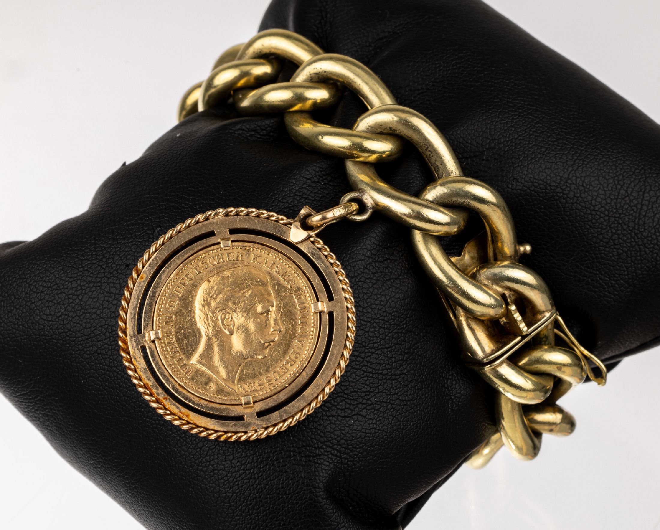 Armband mit 18 kt Gold Münzanhänger, GG 750/000, Armband Metall verg., schlichter Anhänger, lose gefasste 20 Mark Goldmünze, Deutsches Reich ...