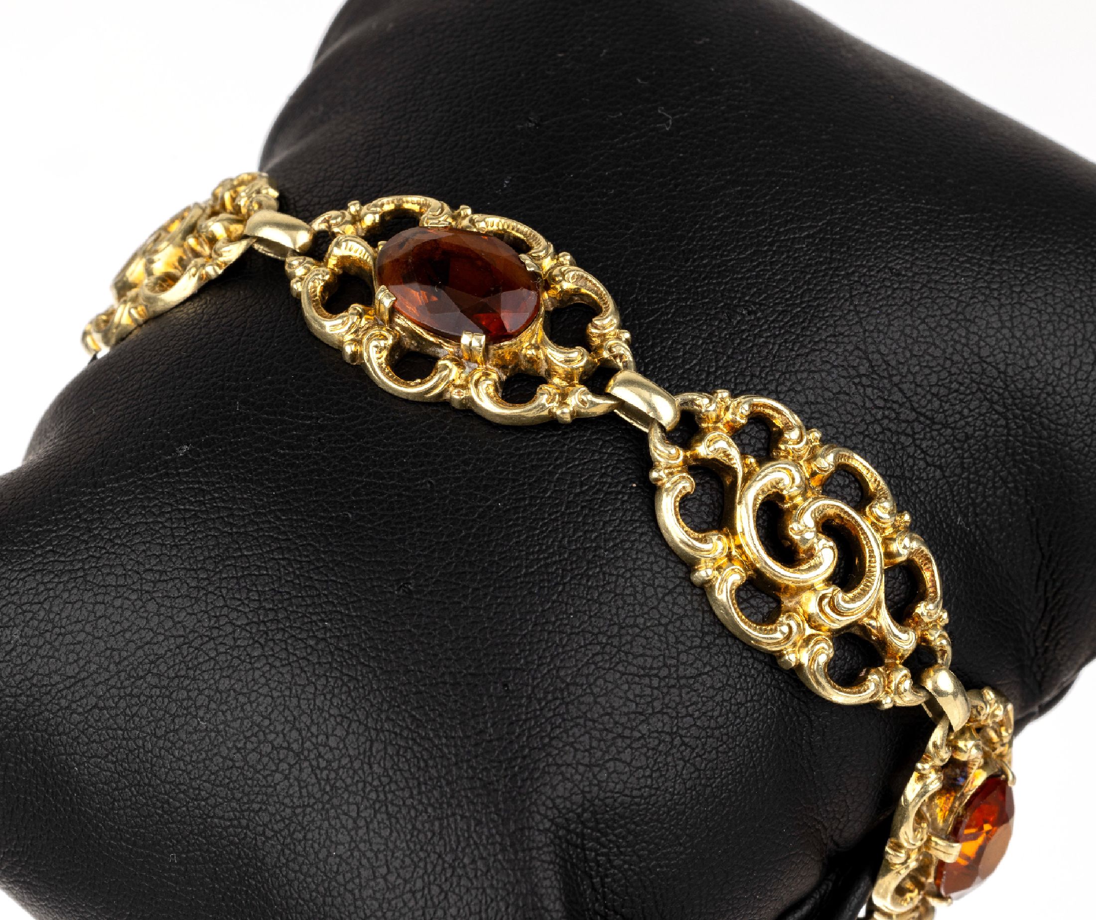 14 kt Gold Citrin-Armband, GG 585/000, 1950er Jahre, geschwungene Glieder, 3 ovalfacett. Citrine, L. ca. 18 cm, Klappverschluss, ca. 15.1 g