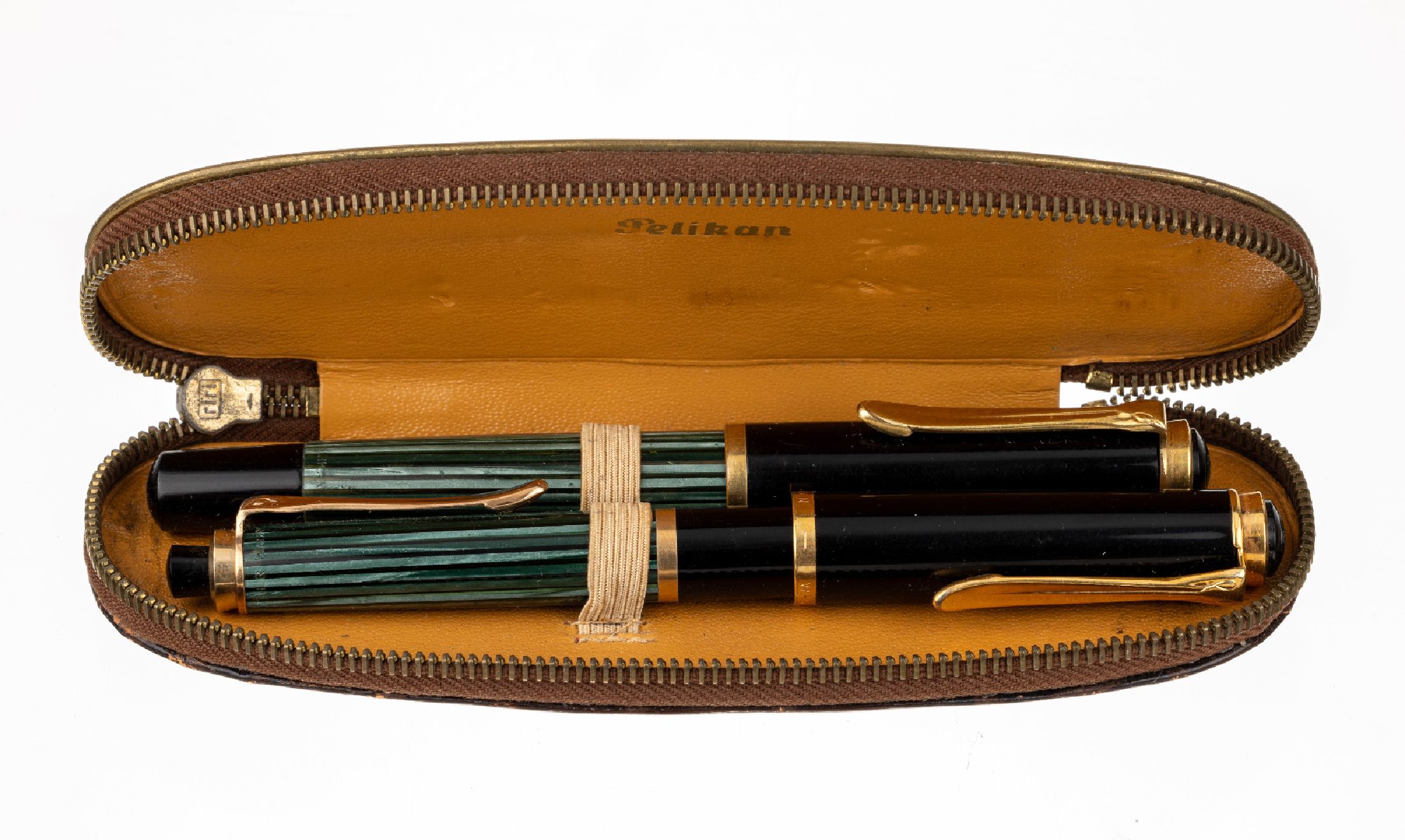 Detail a: Pelikan Schreibset, best. aus: Druckbleistift und Füller, Zellulose Acetat inschwarz und grün, Füller mit Feder, GG 585/000, Gebr.-Spuren, in ...