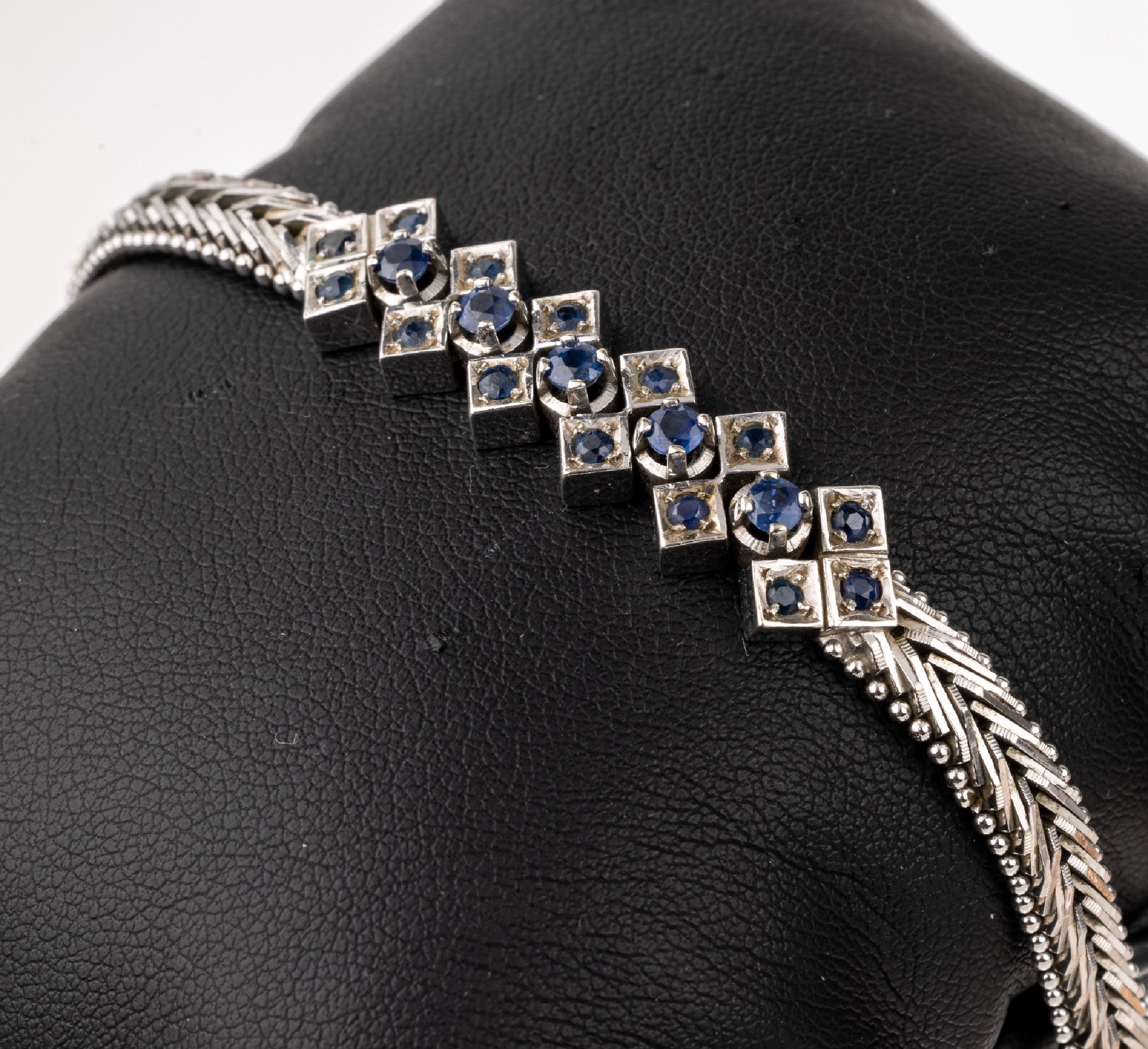 14 kt Gold Saphir-Armband, WG 585/000, 21 rundfacett. Saphire zus. ca. 1.0 ct, L. ca. 18.5 cm, Kastenschloss mit 2 Sicherheitsachten, ca. 23.3 g