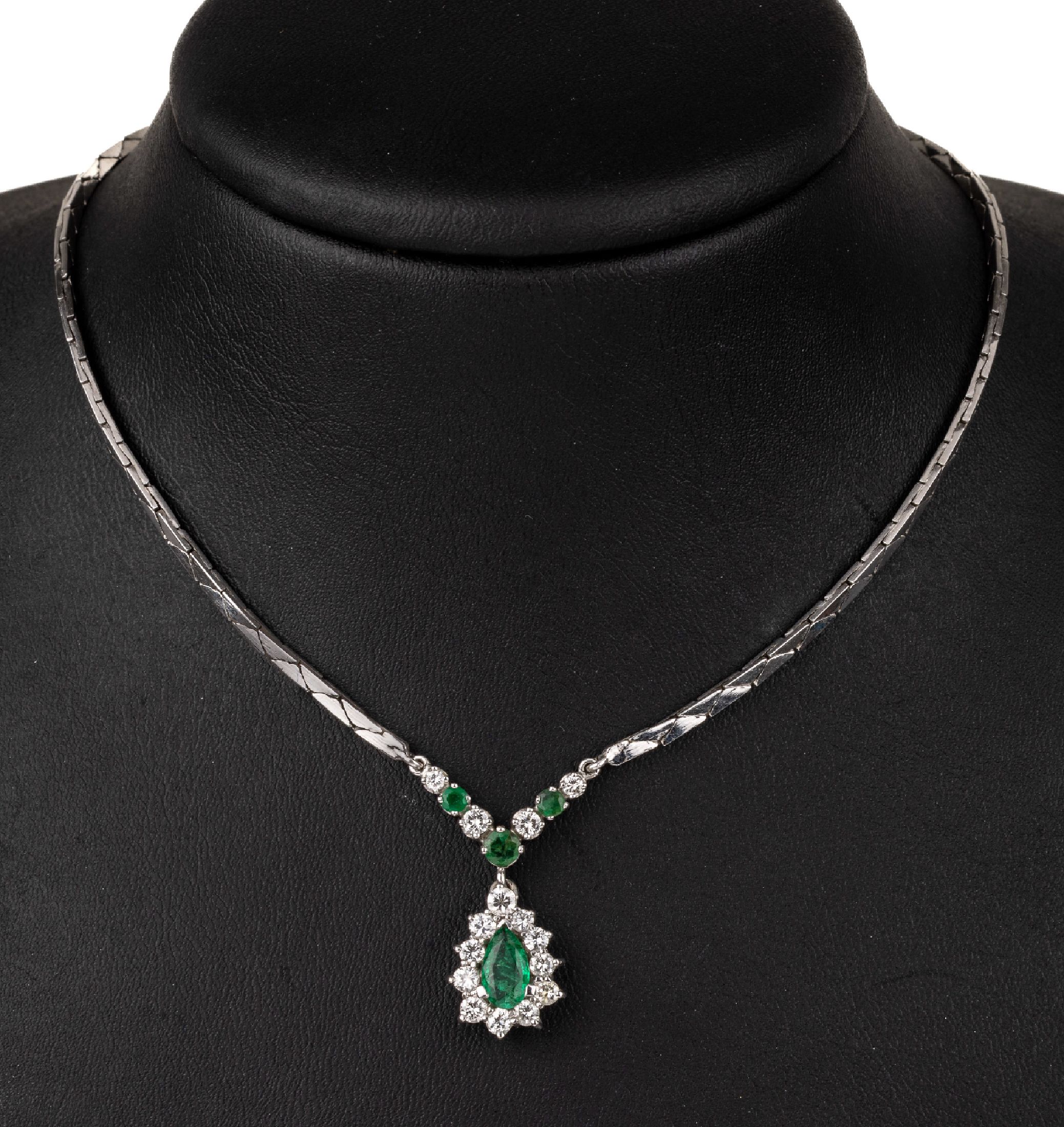 14 kt Gold Smaragd-Brillant-Collier, WG 585/000, Mittelteil mit bewegl. Abhängung, 1 facett. Smaragdtropfen und 3 rundfacett. Smaragde zus. ca. ...
