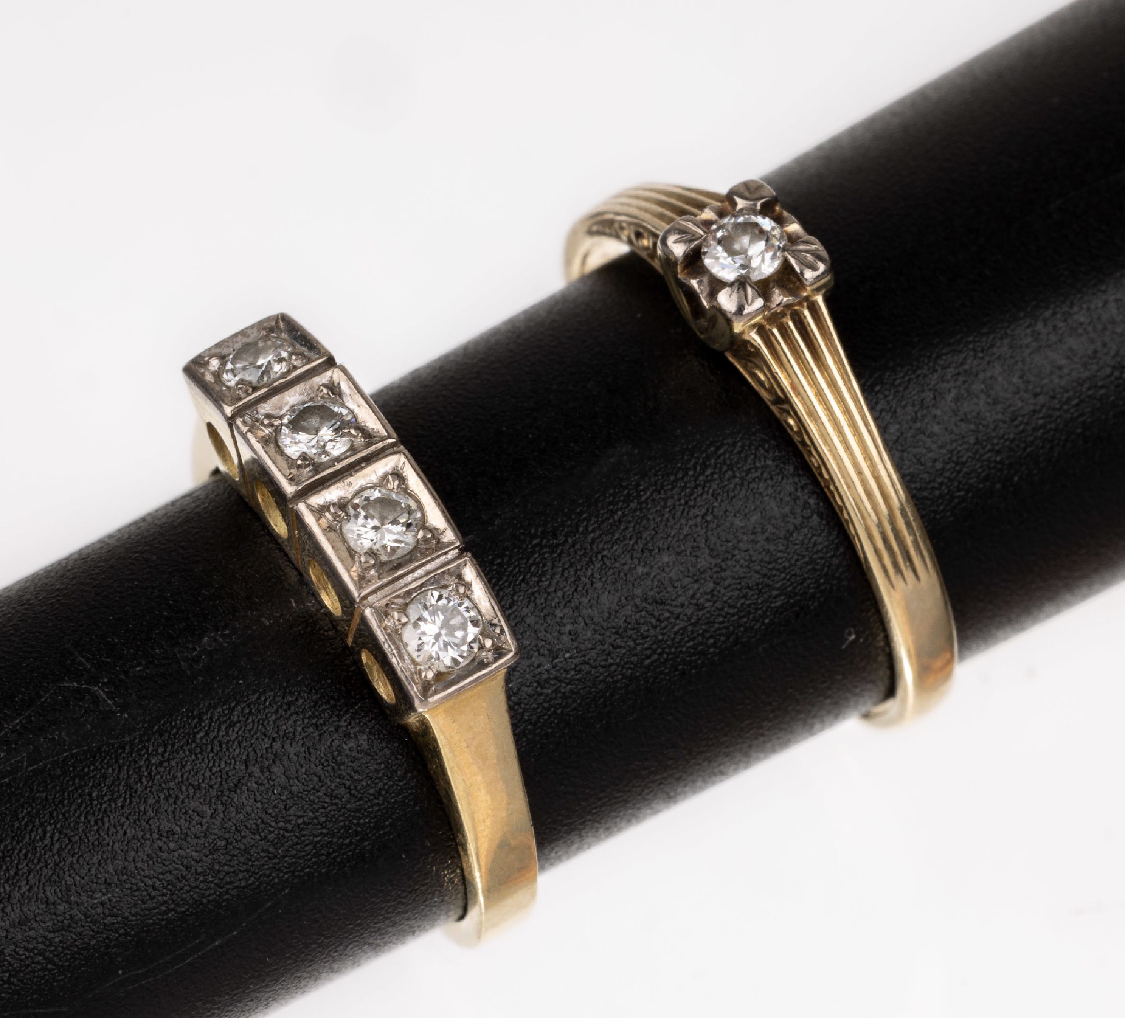 Konvolut 2 14 kt Gold Brillant-Ringe, GG 585/000, best. aus: 1 x mit 4 Brillanten zus. ca. 0.30 ct Weiß/si-p, RW 52, und 1 x mit 1 Brillant ca. ...