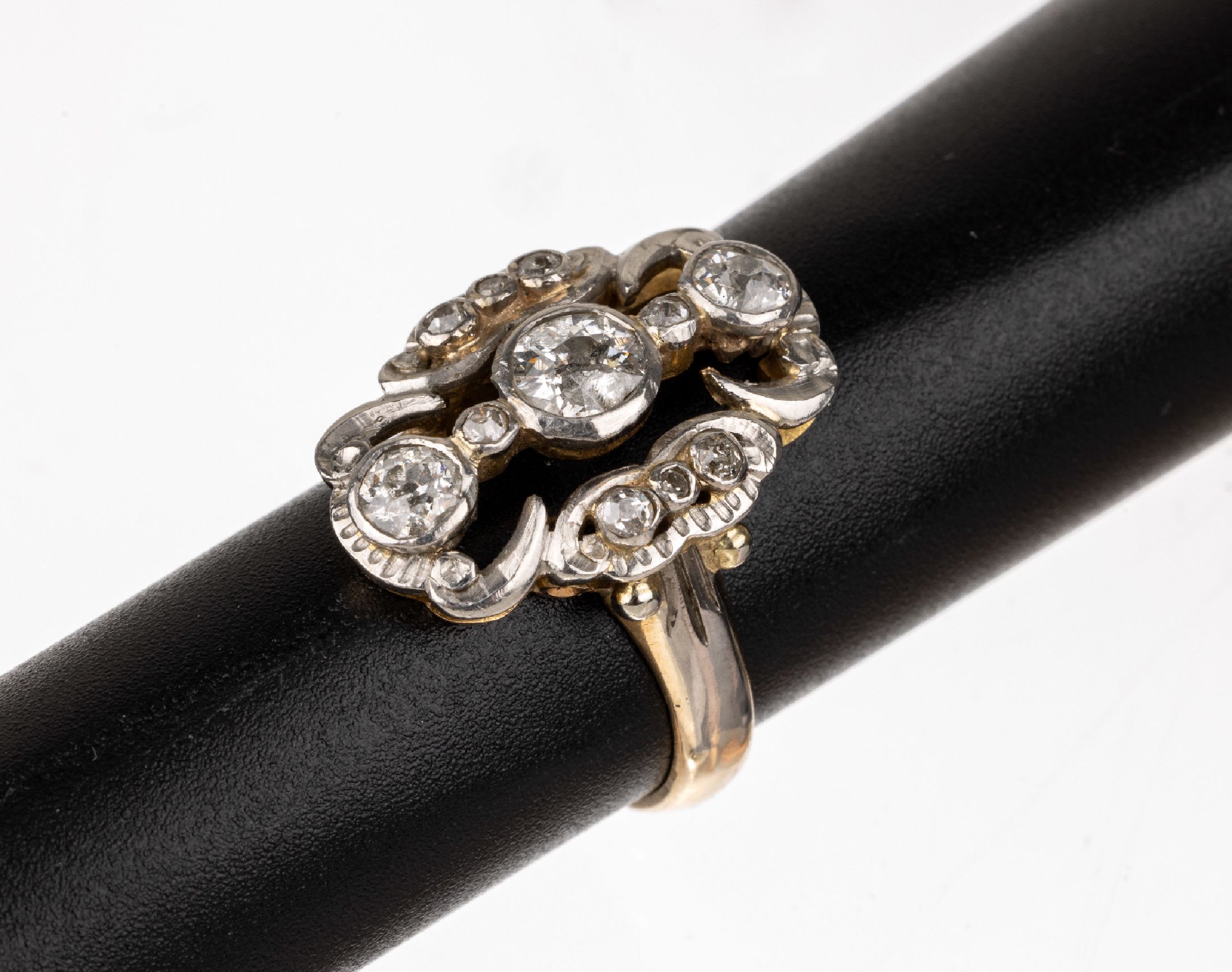 18 kt Gold Diamant-Ring, um 1930, GG/WG 750/000 gepr., Ringkopf durchbrochen, 3 Altschliffdiamanten zus. ca. 0.75 ct Weiß/p, 8 weitere ...