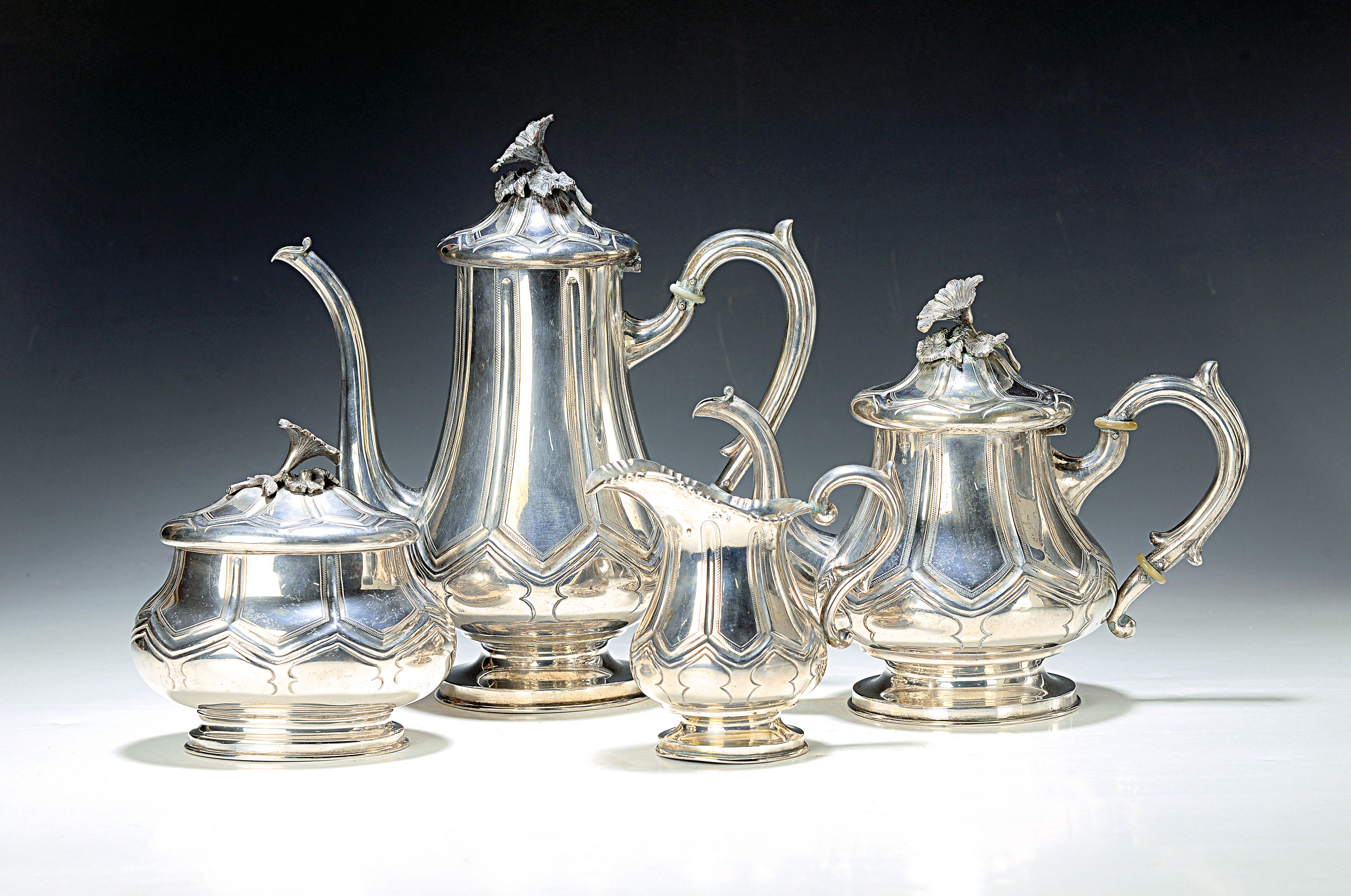 Kaffee- und Teeset, deutsch, um 1900/10, 800er Silber, Kaffeekanne, Teekanne, Zuckerdose, Milchkännchen, z.T. innen vergoldet, geom. Felderdekor, ...