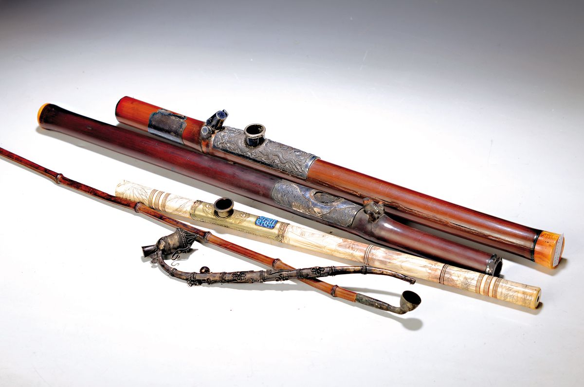 Vier Opiumpfeifen, China, um 1900/30, Bambus, Holz und Bein, 1. versilberte Auflage mit Drachendekor und Insekten, 2. gravierte versilberte Auflage ...