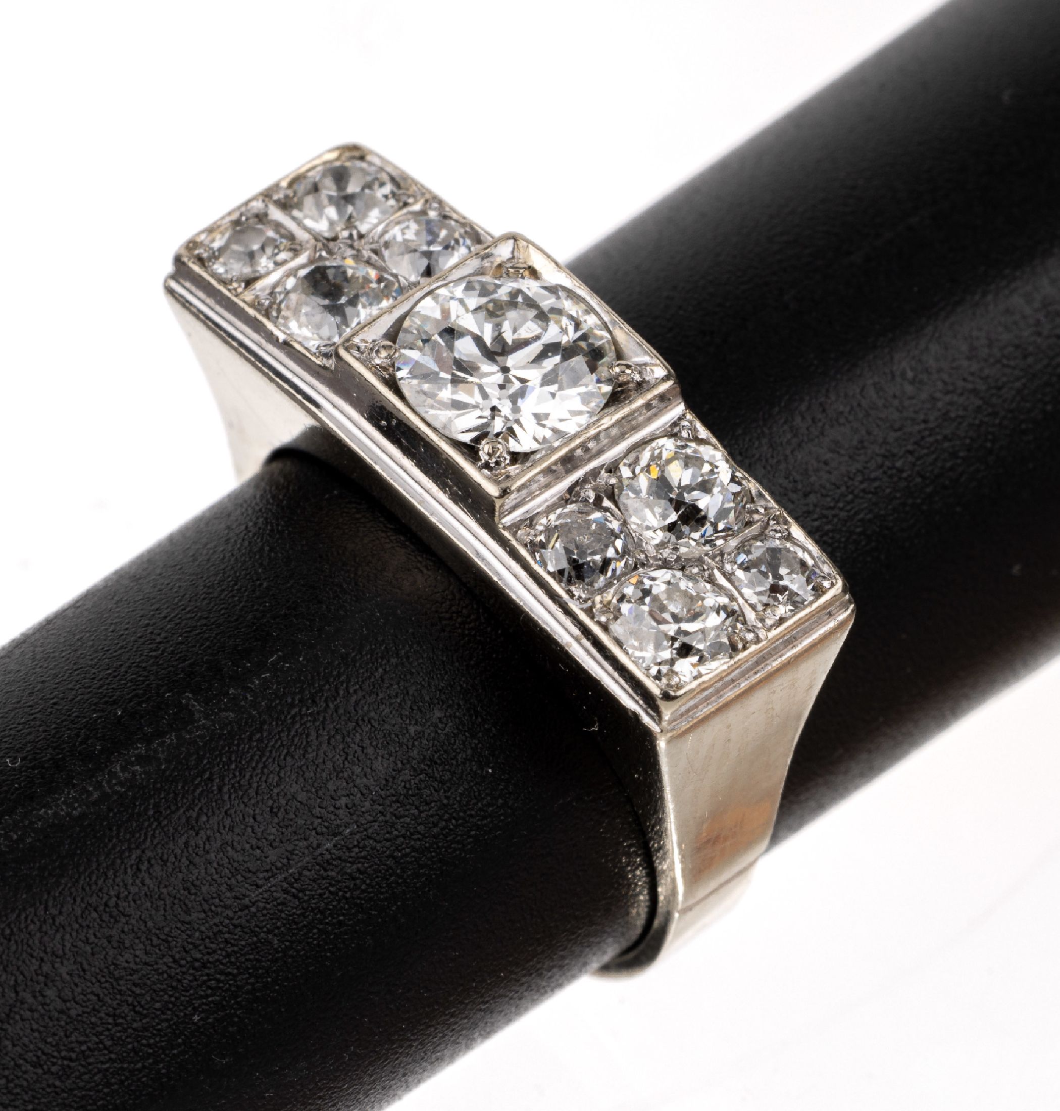 14 kt Gold Diamant-Ring, WG 585/000, mittigAltschliffdiamant ca. 0.90 ct Weiß/p1, seitl. 8 Altschliffdiamanten zus. ca. 1.0 ct Weiß/p, RW 57, ca. ...