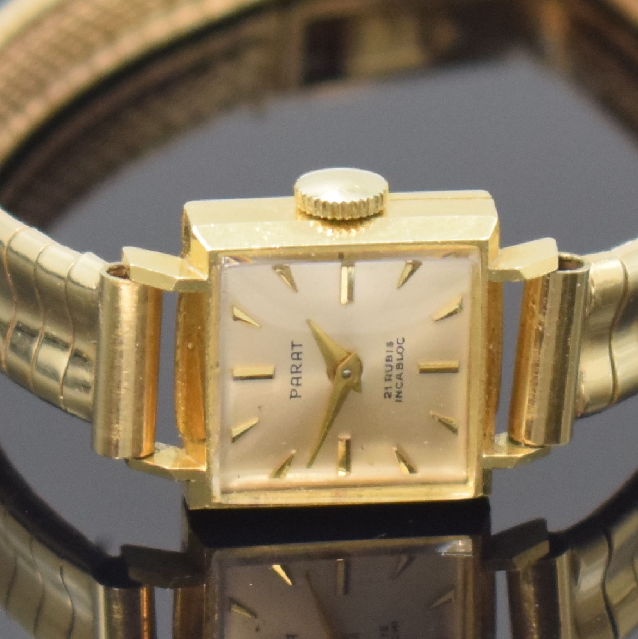 Detail a: PARAT Damenschmuckuhr in GG 750/000, Schweiz um 1970, gedr. Boden, Goldband in GG 585/000, silb. Zifferbl. m. gold. Std.-Ind. u. Zeigern, rotverg. ...