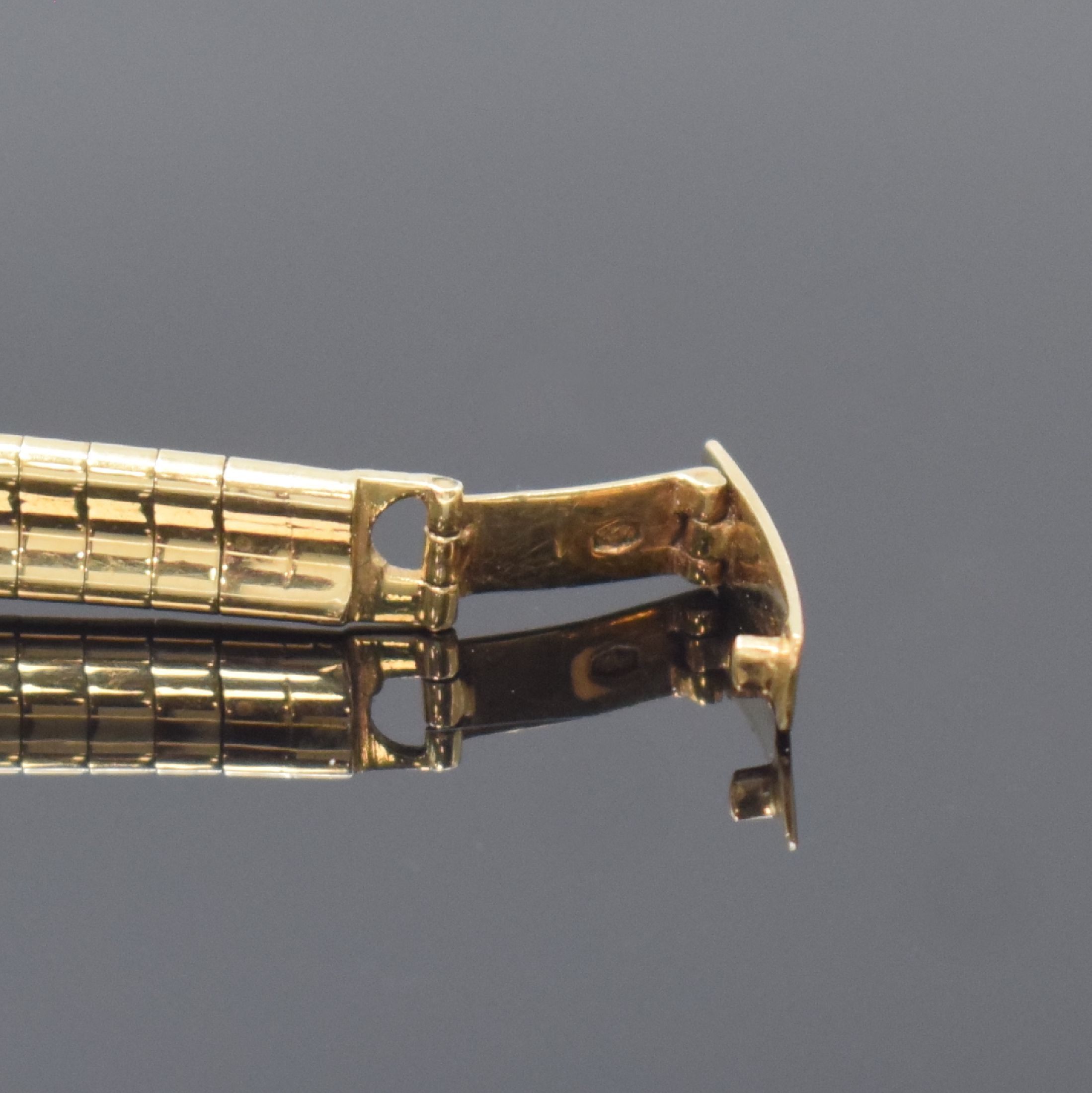 Detail b: PARAT Damenschmuckuhr in GG 750/000, Schweiz um 1970, gedr. Boden, Goldband in GG 585/000, silb. Zifferbl. m. gold. Std.-Ind. u. Zeigern, rotverg. ...