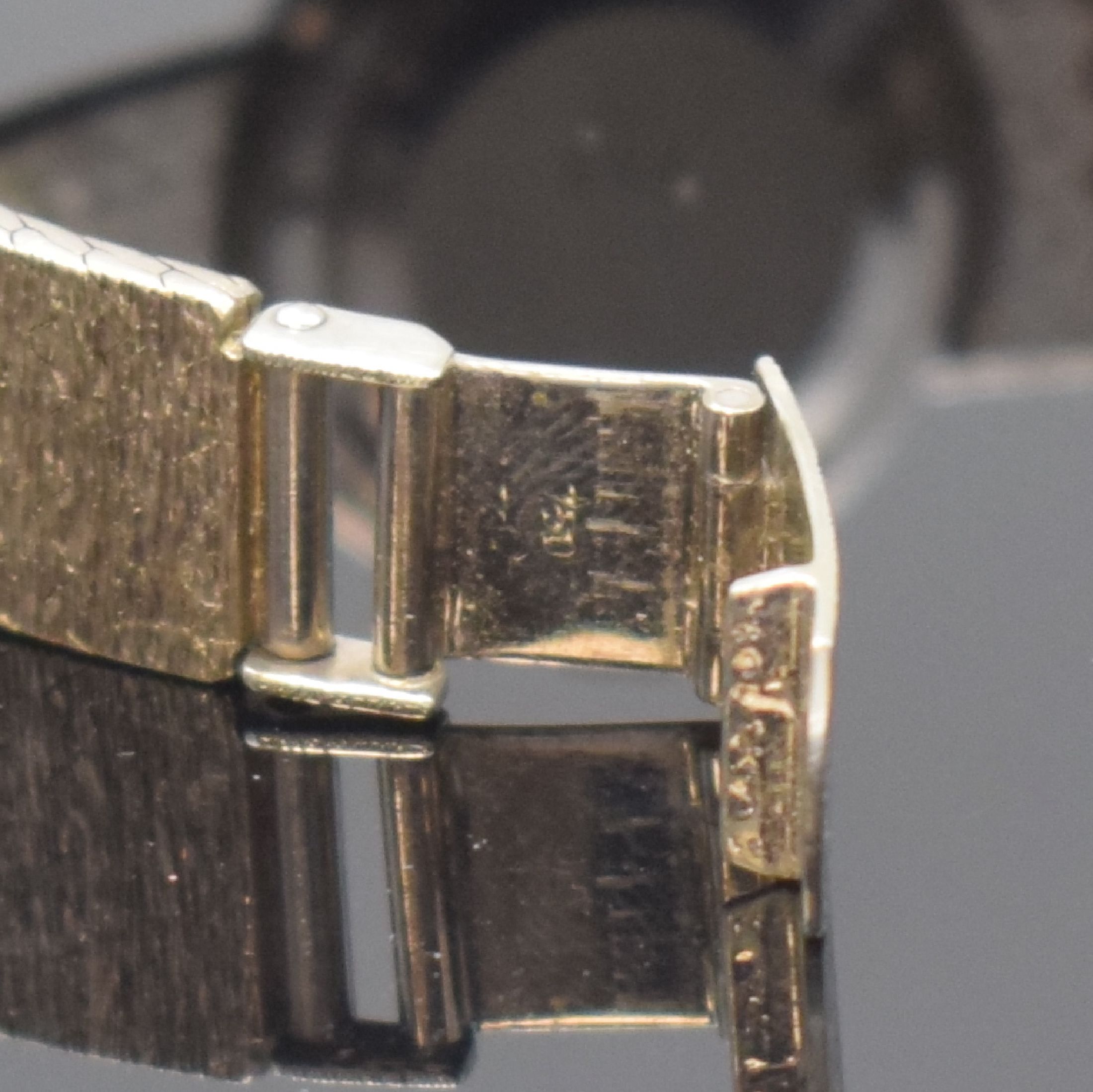 Detail b: BUCHERER Damenschmuckuhr in WG 585/000 mit Diamanten, Schweiz um 1965, Boden aufgedr., Lünette aufw. m. Diamanten bes., Lapislazuli- Zifferblatt m. ...