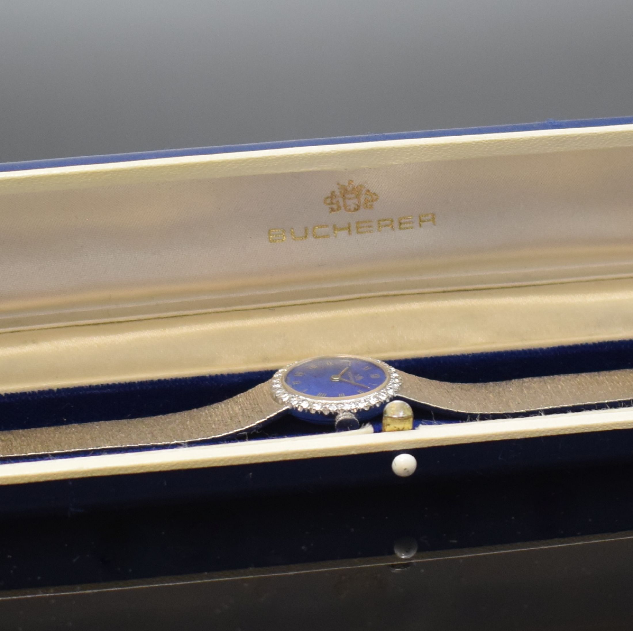 Detail d: BUCHERER Damenschmuckuhr in WG 585/000 mit Diamanten, Schweiz um 1965, Boden aufgedr., Lünette aufw. m. Diamanten bes., Lapislazuli- Zifferblatt m. ...