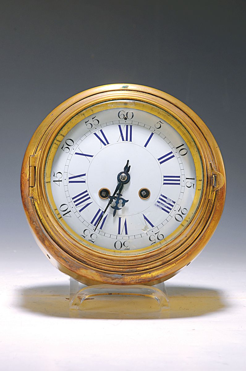 Wanduhr in Form einer Schiffsuhr, Frankreich um 1890/1900, profiliertes Messinggehäuse, facett. Glasdeckel, gebläute Fleur-de-Lis- Zeiger, ...