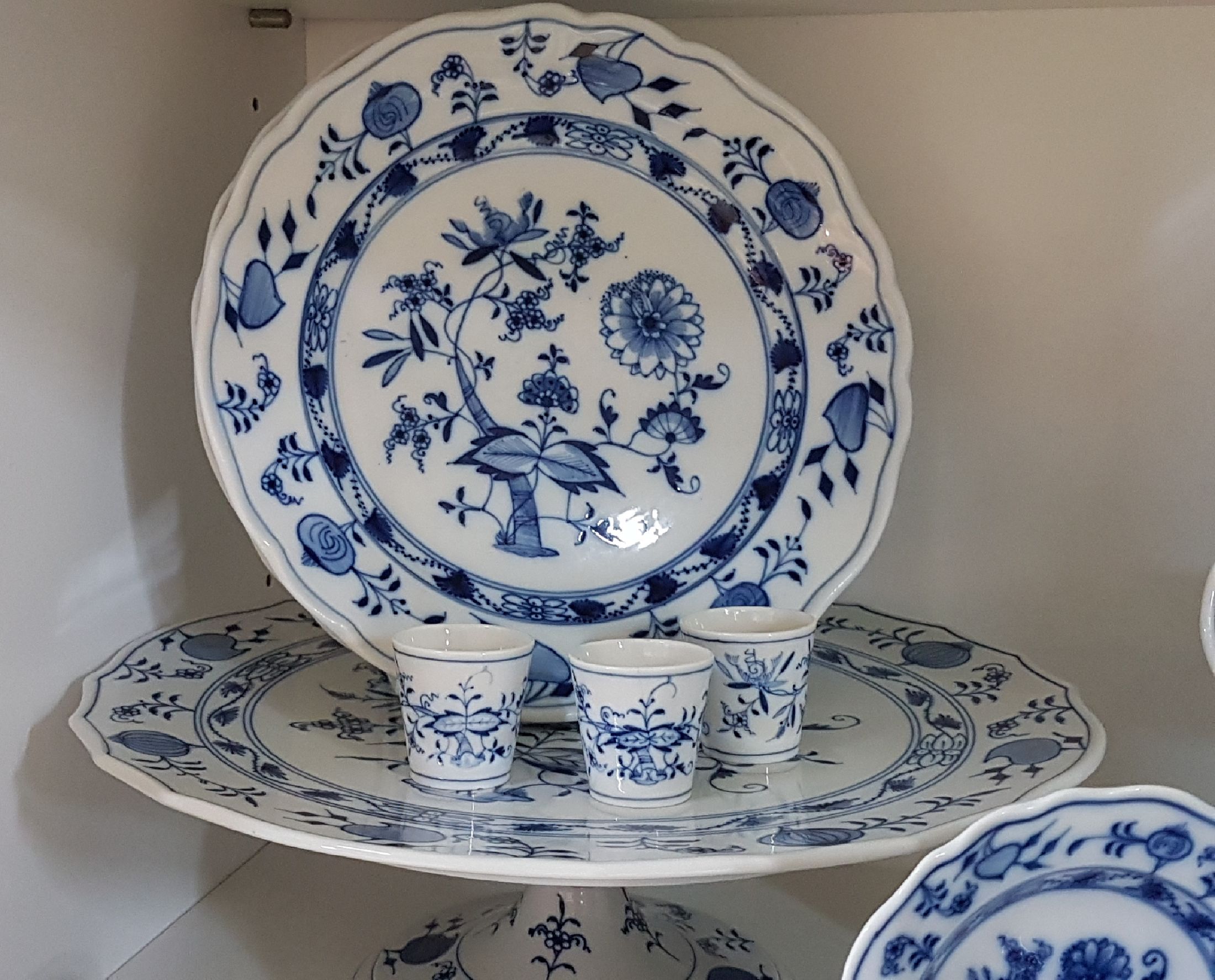 Detail a: Erweitertes Kaffeeservice, Zwiebelmuster, Meissen, 20. Jh., überwiegend 1. Wahl, Porzellan, unterglasurblauer Dekor, 3 Kaffeetassen mit 5 UT, ...