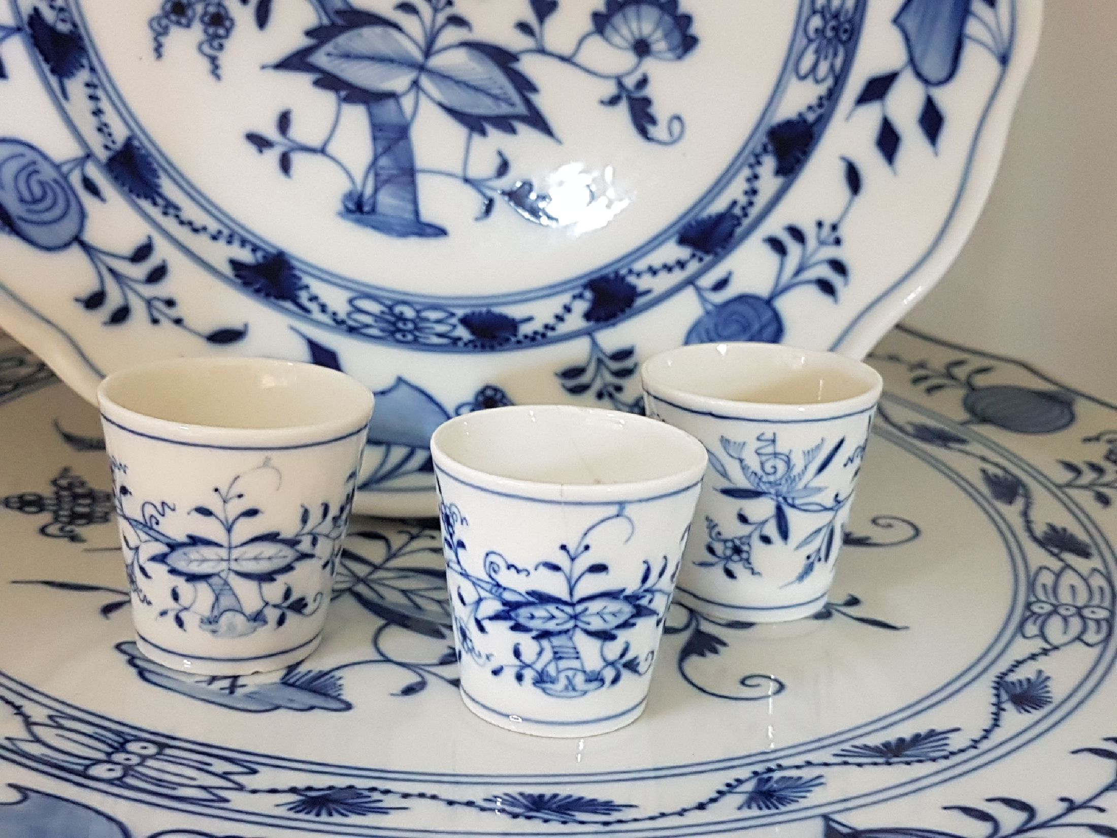 Detail b: Erweitertes Kaffeeservice, Zwiebelmuster, Meissen, 20. Jh., überwiegend 1. Wahl, Porzellan, unterglasurblauer Dekor, 3 Kaffeetassen mit 5 UT, ...