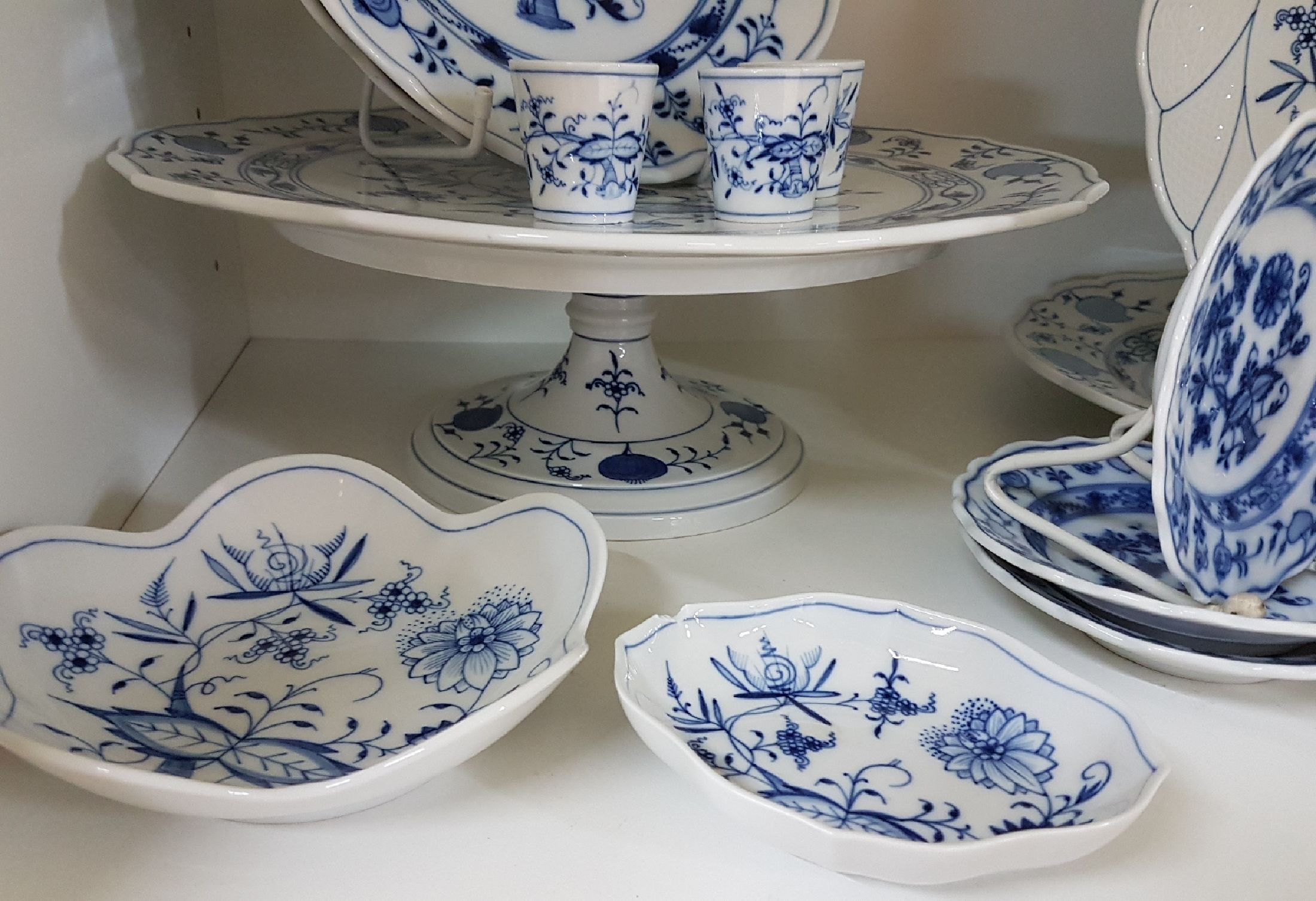 Detail c: Erweitertes Kaffeeservice, Zwiebelmuster, Meissen, 20. Jh., überwiegend 1. Wahl, Porzellan, unterglasurblauer Dekor, 3 Kaffeetassen mit 5 UT, ...
