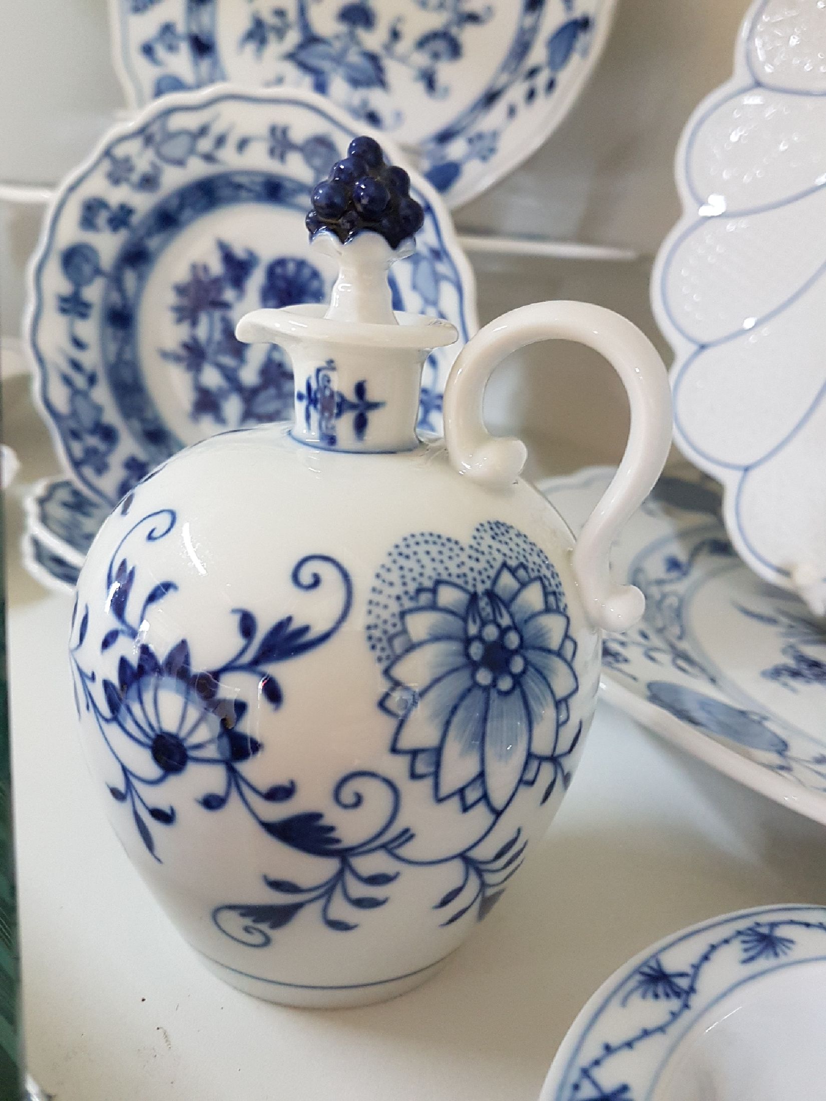 Detail d: Erweitertes Kaffeeservice, Zwiebelmuster, Meissen, 20. Jh., überwiegend 1. Wahl, Porzellan, unterglasurblauer Dekor, 3 Kaffeetassen mit 5 UT, ...