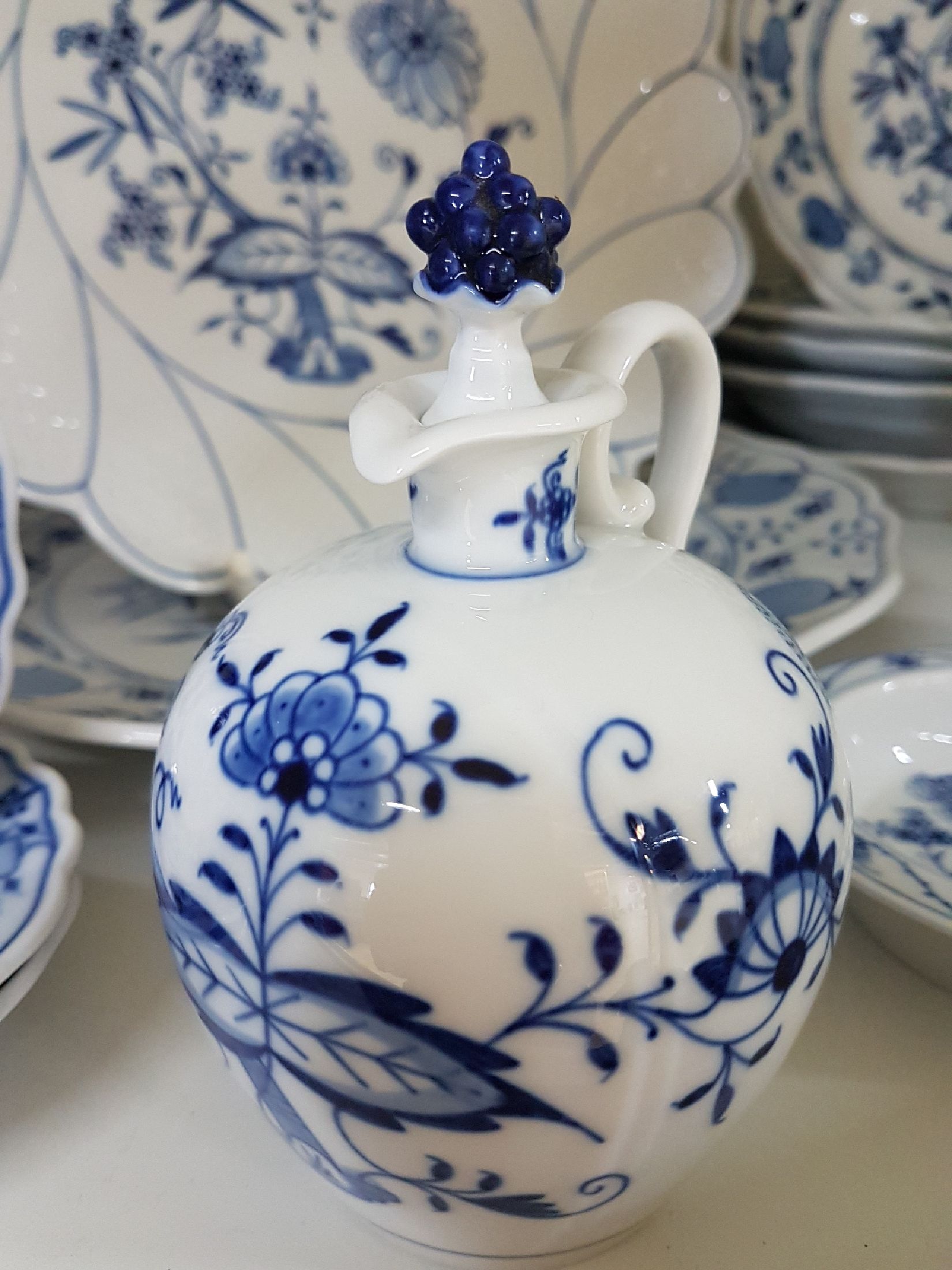 Detail e: Erweitertes Kaffeeservice, Zwiebelmuster, Meissen, 20. Jh., überwiegend 1. Wahl, Porzellan, unterglasurblauer Dekor, 3 Kaffeetassen mit 5 UT, ...