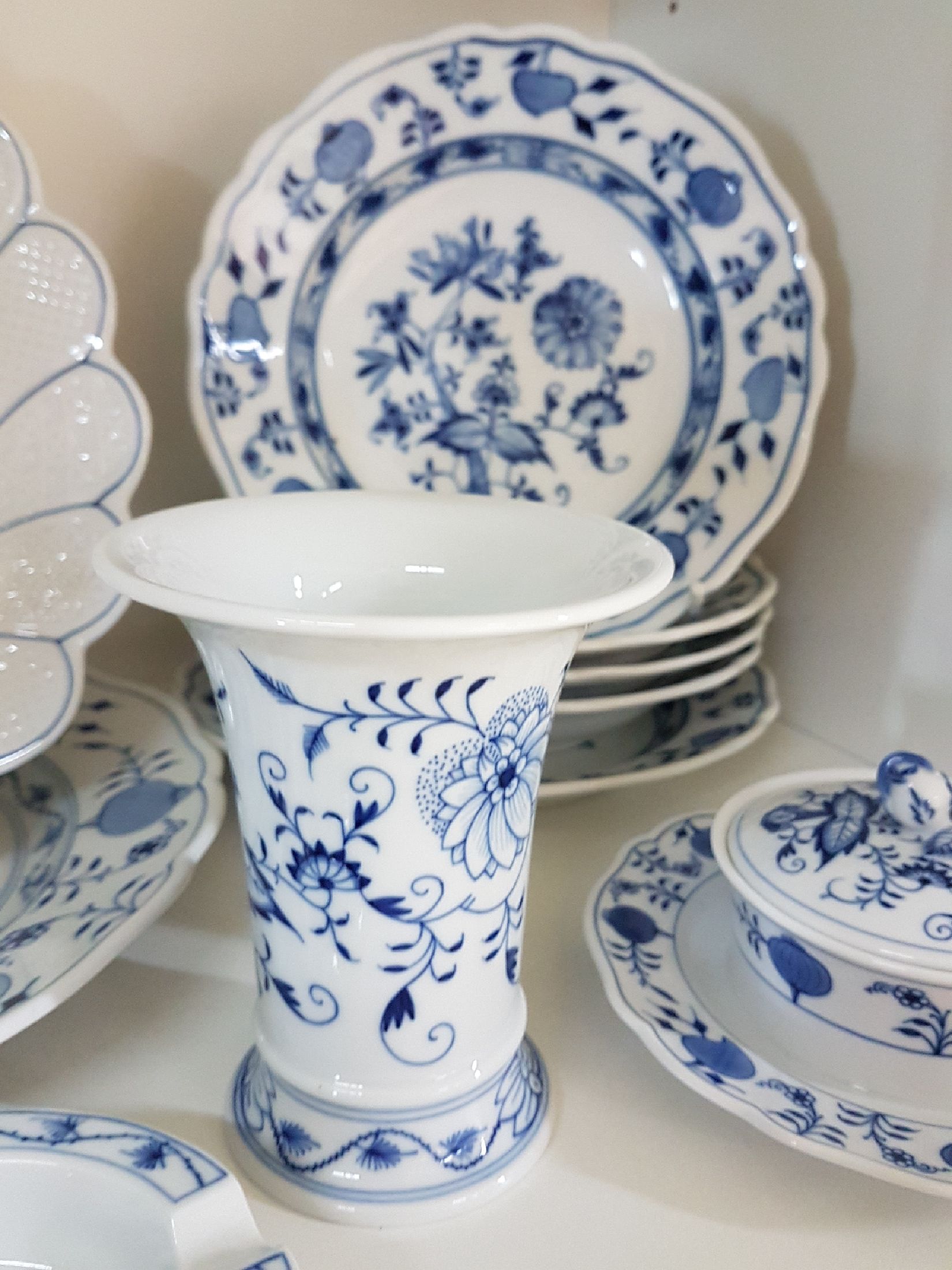 Detail f: Erweitertes Kaffeeservice, Zwiebelmuster, Meissen, 20. Jh., überwiegend 1. Wahl, Porzellan, unterglasurblauer Dekor, 3 Kaffeetassen mit 5 UT, ...