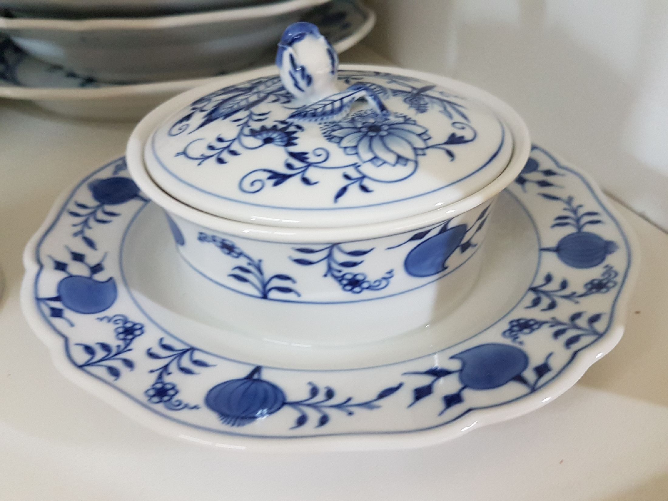 Detail g: Erweitertes Kaffeeservice, Zwiebelmuster, Meissen, 20. Jh., überwiegend 1. Wahl, Porzellan, unterglasurblauer Dekor, 3 Kaffeetassen mit 5 UT, ...