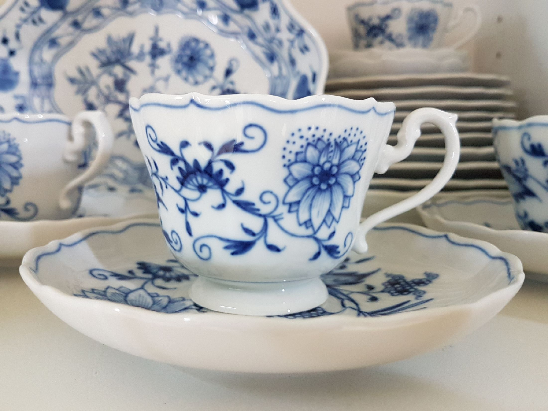 Detail h: Erweitertes Kaffeeservice, Zwiebelmuster, Meissen, 20. Jh., überwiegend 1. Wahl, Porzellan, unterglasurblauer Dekor, 3 Kaffeetassen mit 5 UT, ...