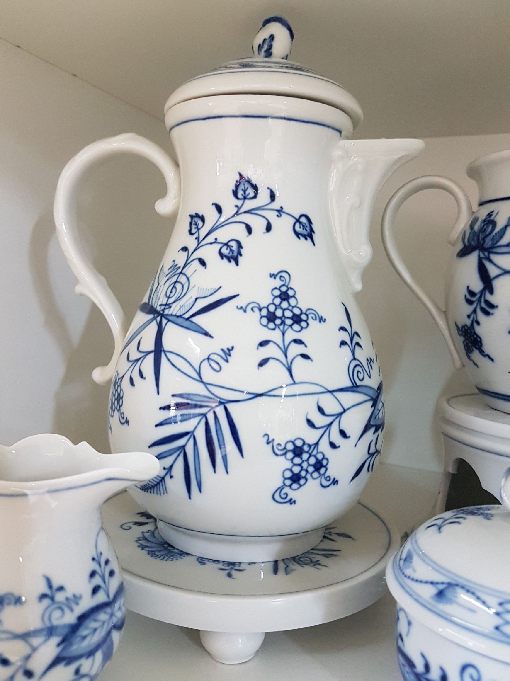 Detail i: Erweitertes Kaffeeservice, Zwiebelmuster, Meissen, 20. Jh., überwiegend 1. Wahl, Porzellan, unterglasurblauer Dekor, 3 Kaffeetassen mit 5 UT, ...