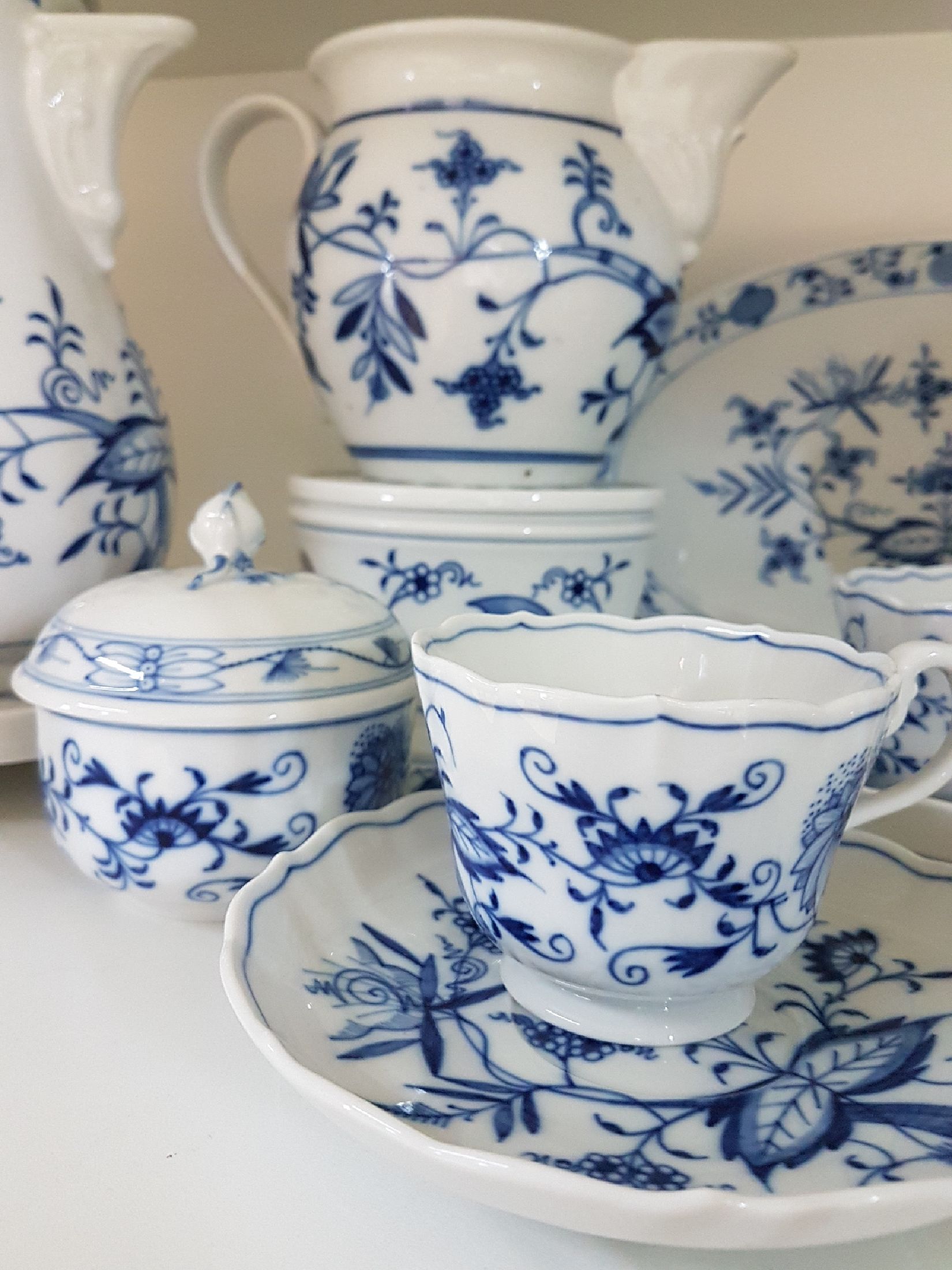 Detail j: Erweitertes Kaffeeservice, Zwiebelmuster, Meissen, 20. Jh., überwiegend 1. Wahl, Porzellan, unterglasurblauer Dekor, 3 Kaffeetassen mit 5 UT, ...
