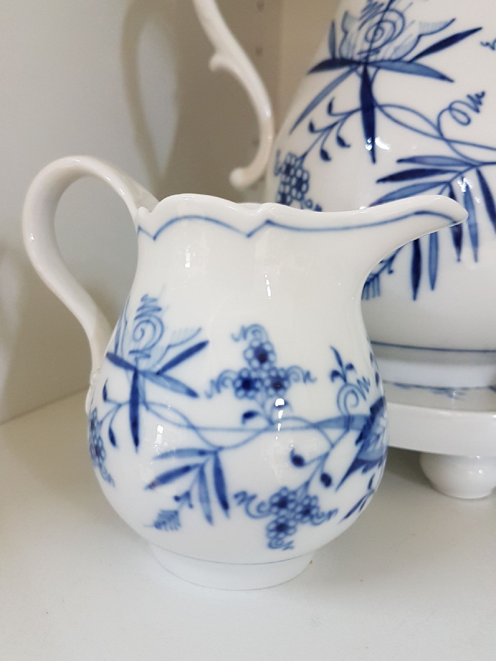 Detail k: Erweitertes Kaffeeservice, Zwiebelmuster, Meissen, 20. Jh., überwiegend 1. Wahl, Porzellan, unterglasurblauer Dekor, 3 Kaffeetassen mit 5 UT, ...