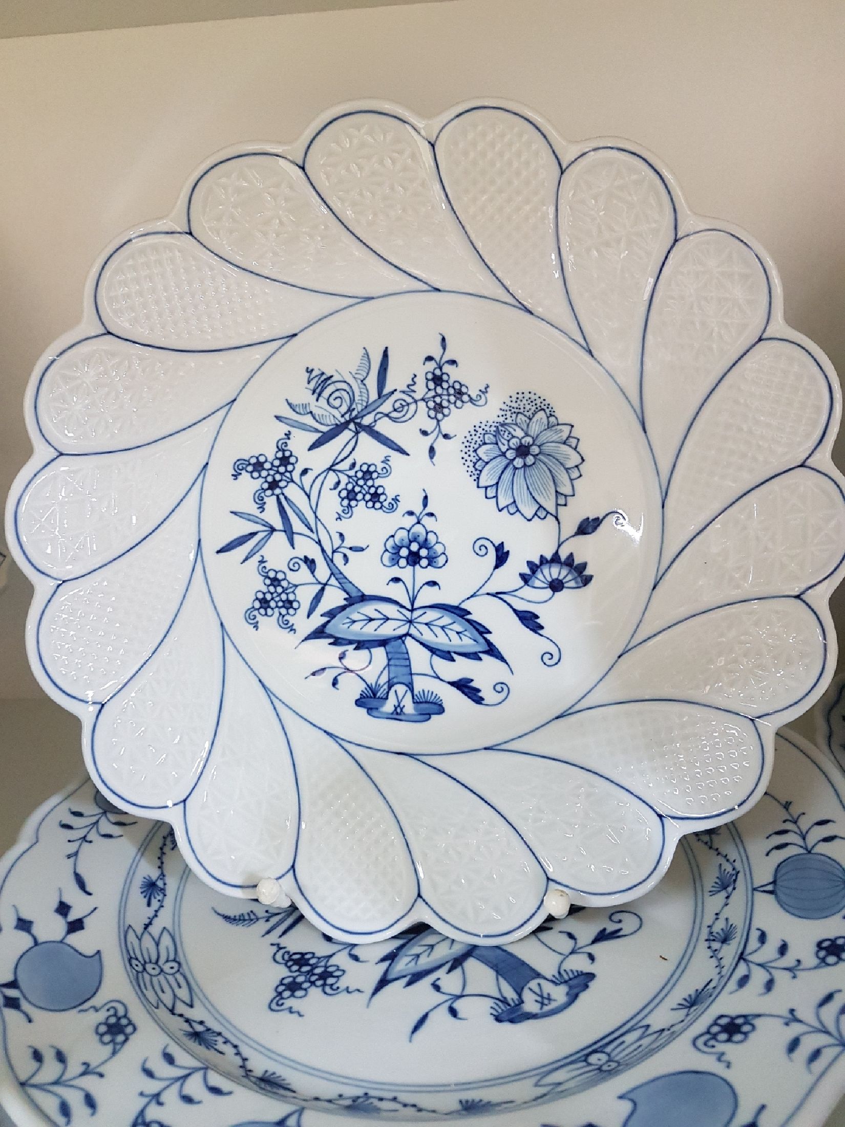 Detail m: Erweitertes Kaffeeservice, Zwiebelmuster, Meissen, 20. Jh., überwiegend 1. Wahl, Porzellan, unterglasurblauer Dekor, 3 Kaffeetassen mit 5 UT, ...