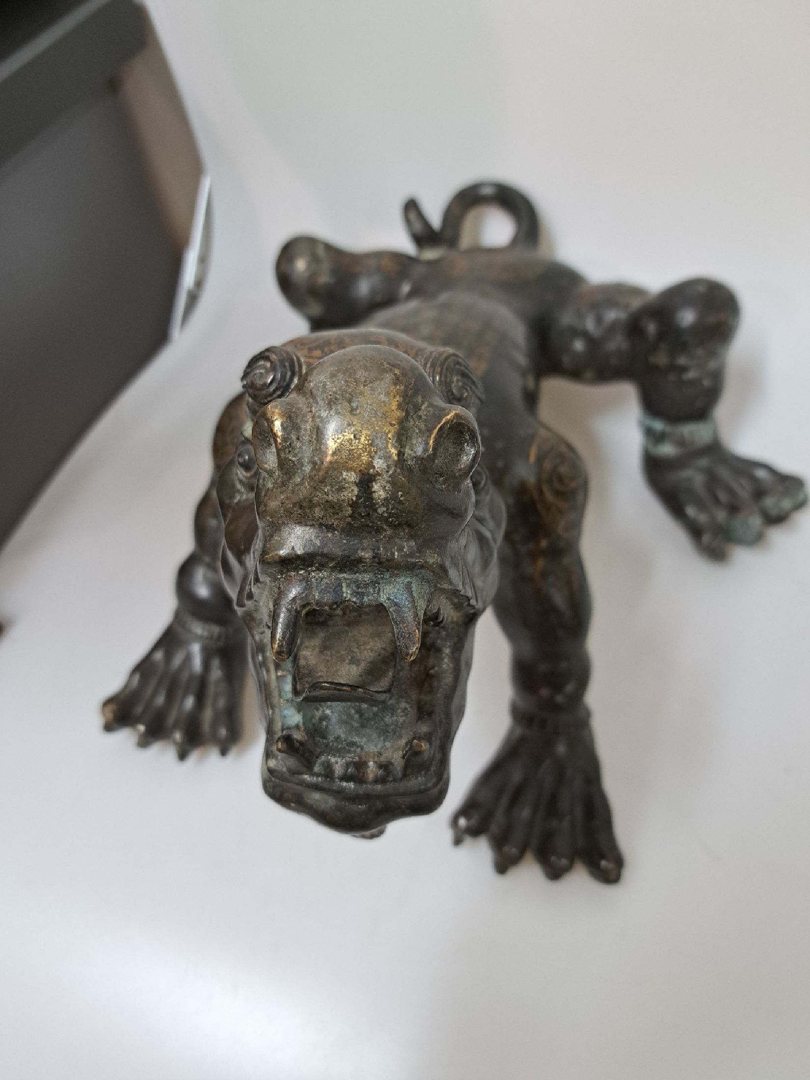 Detail c: Bronzeskulptur eines der Neun Drachen, China, späte Qing/19.Jh., Bronze schwarz patiniert , Rücken und Gliedmaßen mit Siegelschrift in Gold nach ...