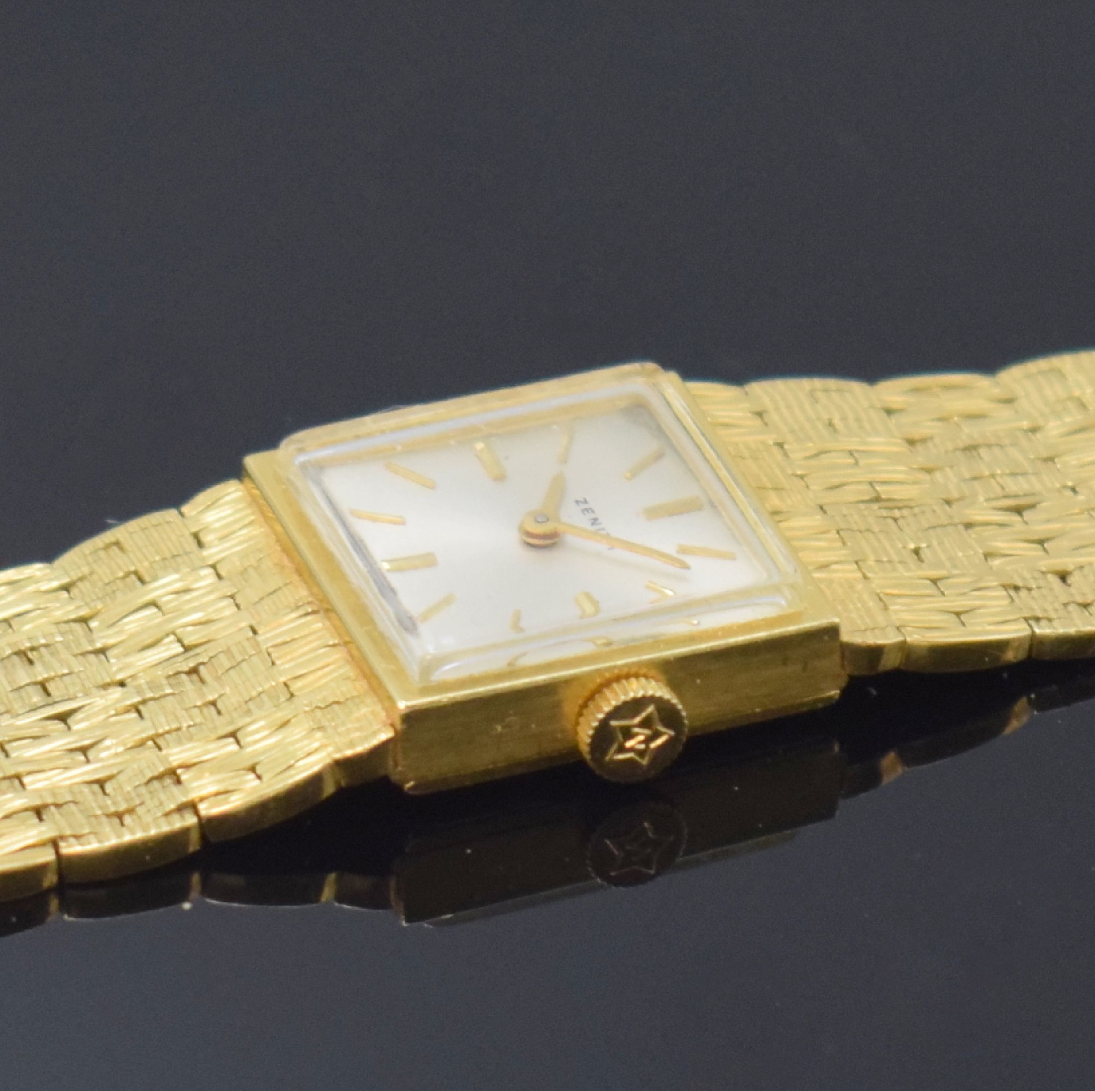 Detail c: ZENITH Armbanduhr in GG 750/000, Handaufzug, Schweiz 1960er Jahre, Boden aufgedr., vers. Blatt m. aufges. Indizes altersbed. fl., Rundankerw., 17 ...