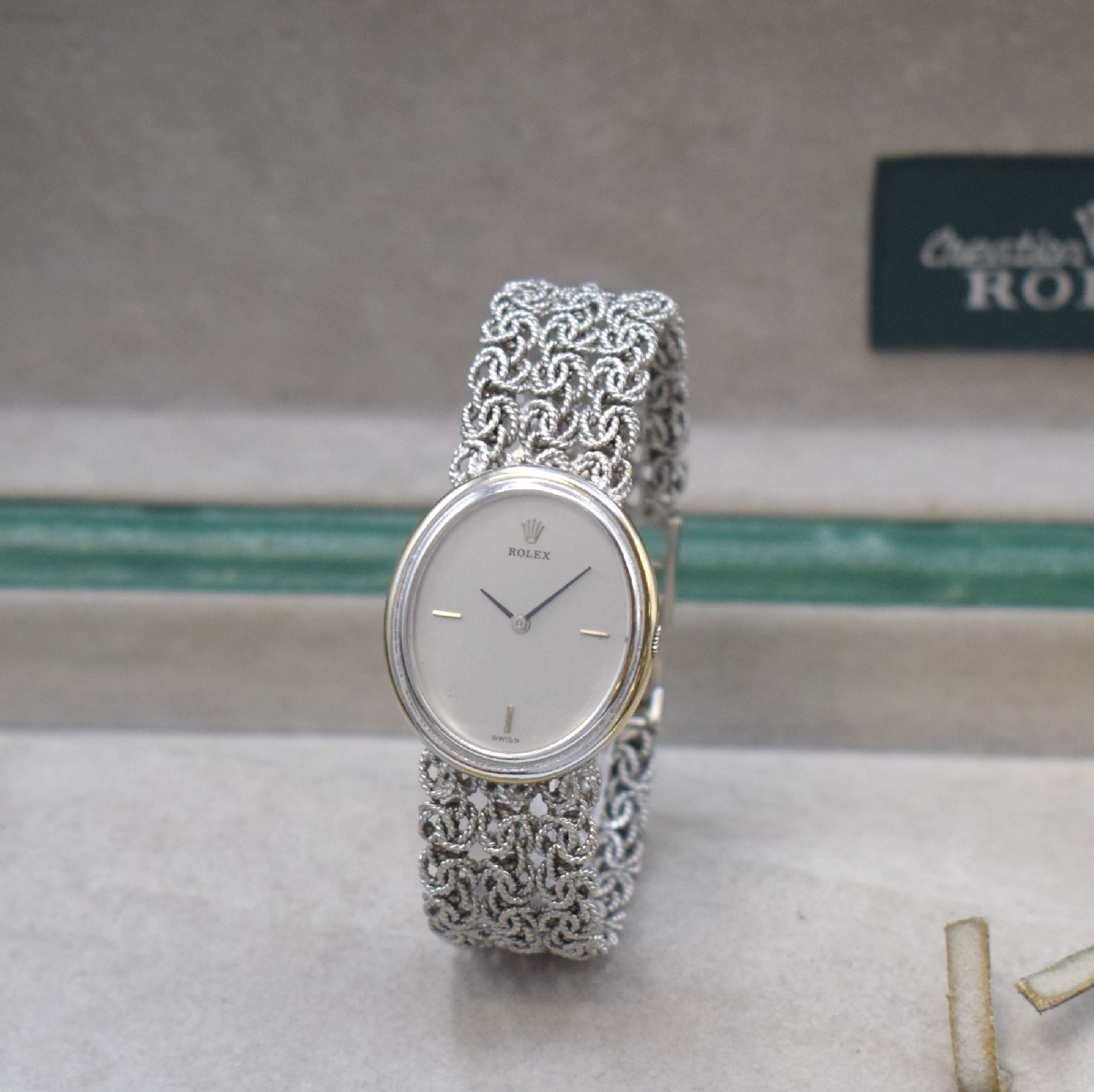 ROLEX Cellini Damenarmbanduhr in WG 750/000, Schweiz 1970er Jahre, Handaufzug, Boden aufgedr., Kettenglieder-Band, silb. Zifferbl. m. aufges. ...