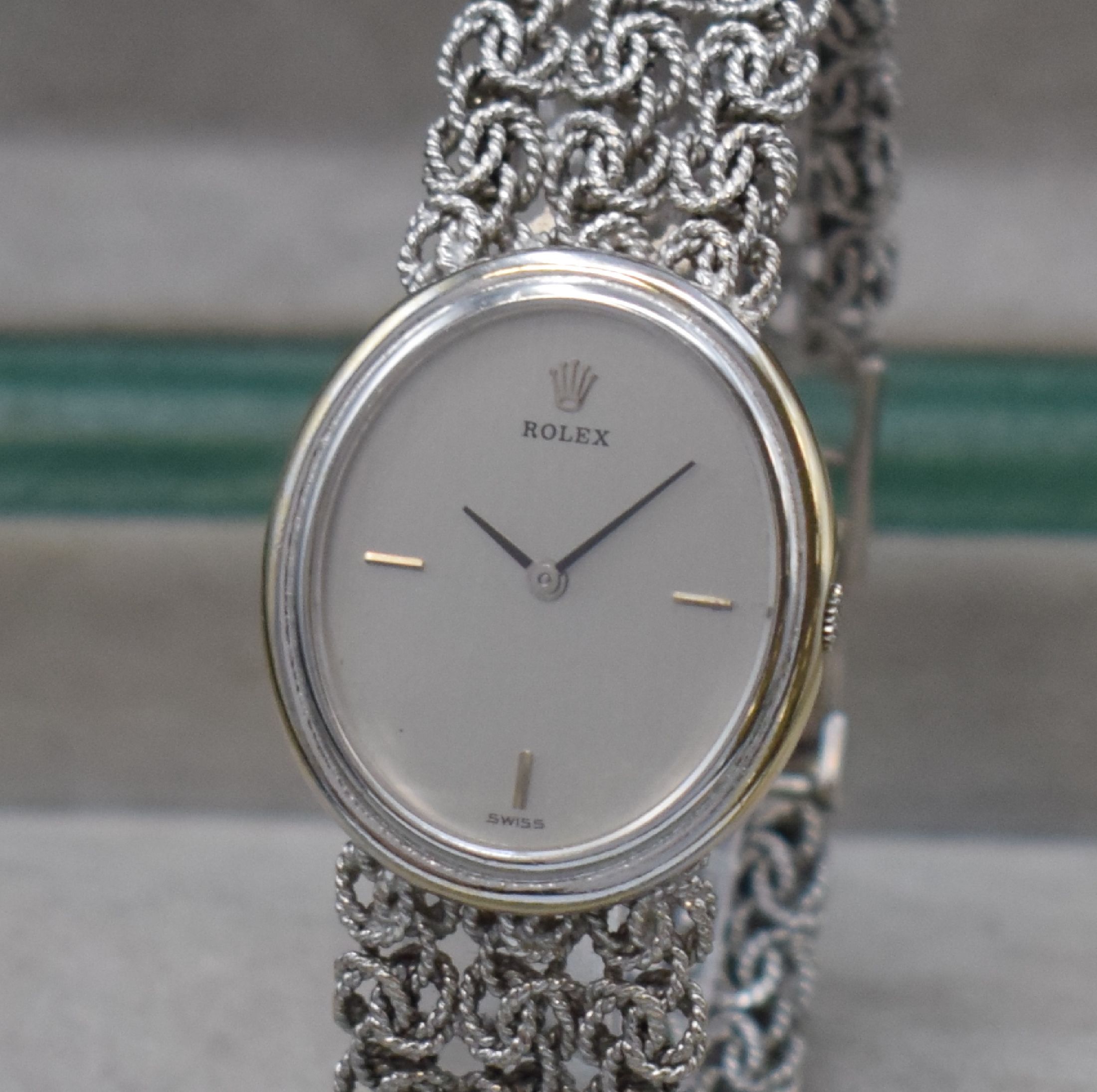 Detail a: ROLEX Cellini Damenarmbanduhr in WG 750/000, Schweiz 1970er Jahre, Handaufzug, Boden aufgedr., Kettenglieder-Band, silb. Zifferbl. m. aufges. ...
