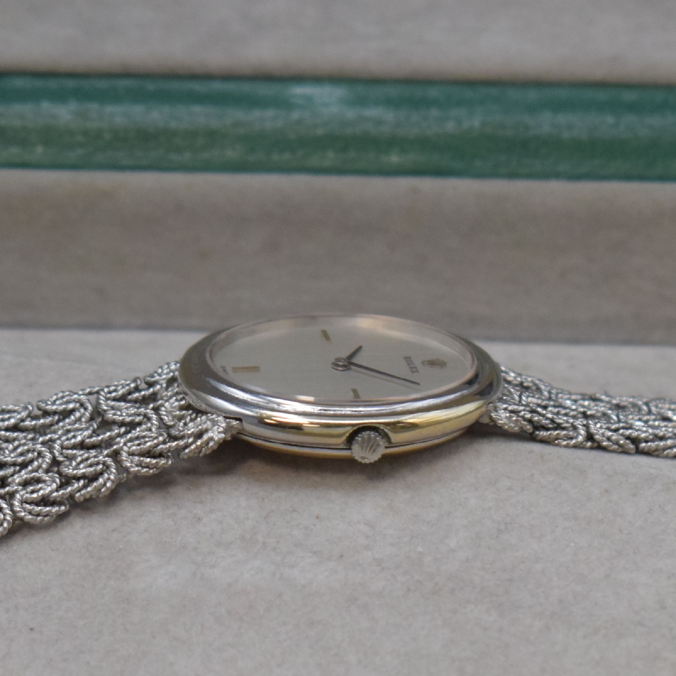 Detail c: ROLEX Cellini Damenarmbanduhr in WG 750/000, Schweiz 1970er Jahre, Handaufzug, Boden aufgedr., Kettenglieder-Band, silb. Zifferbl. m. aufges. ...