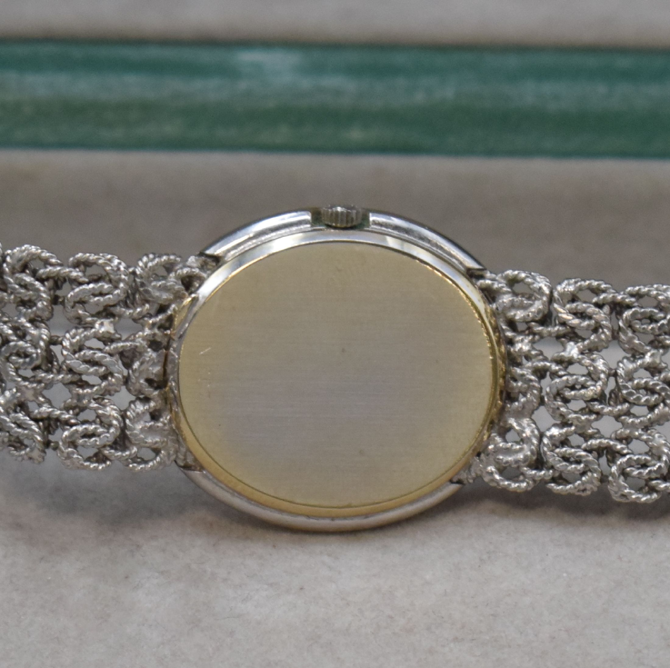 Detail d: ROLEX Cellini Damenarmbanduhr in WG 750/000, Schweiz 1970er Jahre, Handaufzug, Boden aufgedr., Kettenglieder-Band, silb. Zifferbl. m. aufges. ...