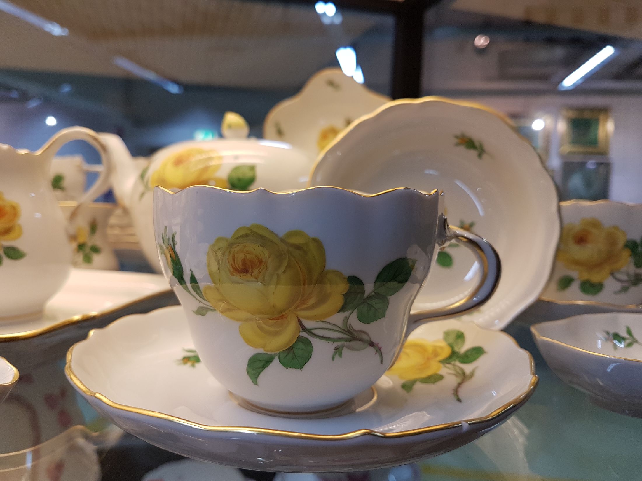 Detail a: Service für Kaffee, Tee und Mokka, Meissen, Dekor gelbe Rose, 20.Jh., 2. Wahl, Porzellan, handbemalter Dekor, Goldrand, 5 Kaffeetassen mit 6 UT, 6 ...
