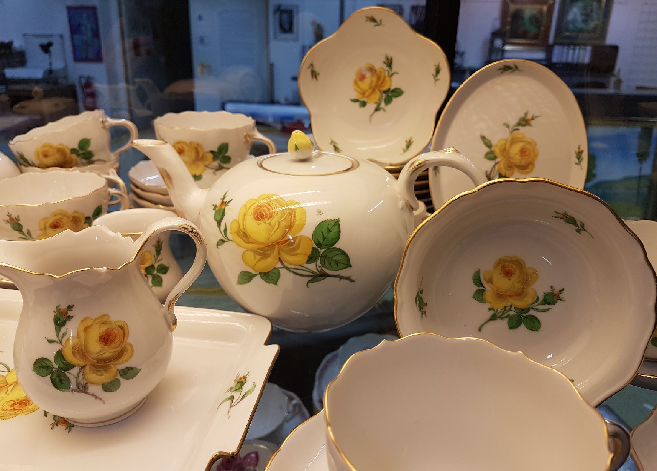 Detail b: Service für Kaffee, Tee und Mokka, Meissen, Dekor gelbe Rose, 20.Jh., 2. Wahl, Porzellan, handbemalter Dekor, Goldrand, 5 Kaffeetassen mit 6 UT, 6 ...