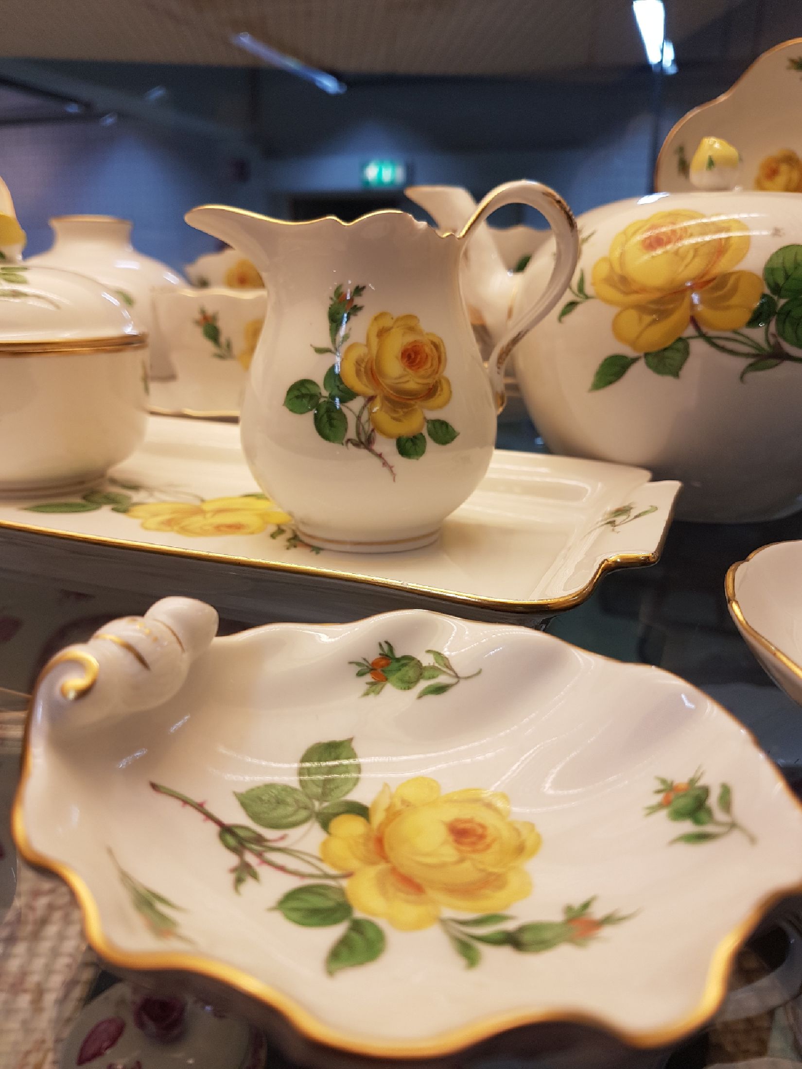 Detail c: Service für Kaffee, Tee und Mokka, Meissen, Dekor gelbe Rose, 20.Jh., 2. Wahl, Porzellan, handbemalter Dekor, Goldrand, 5 Kaffeetassen mit 6 UT, 6 ...