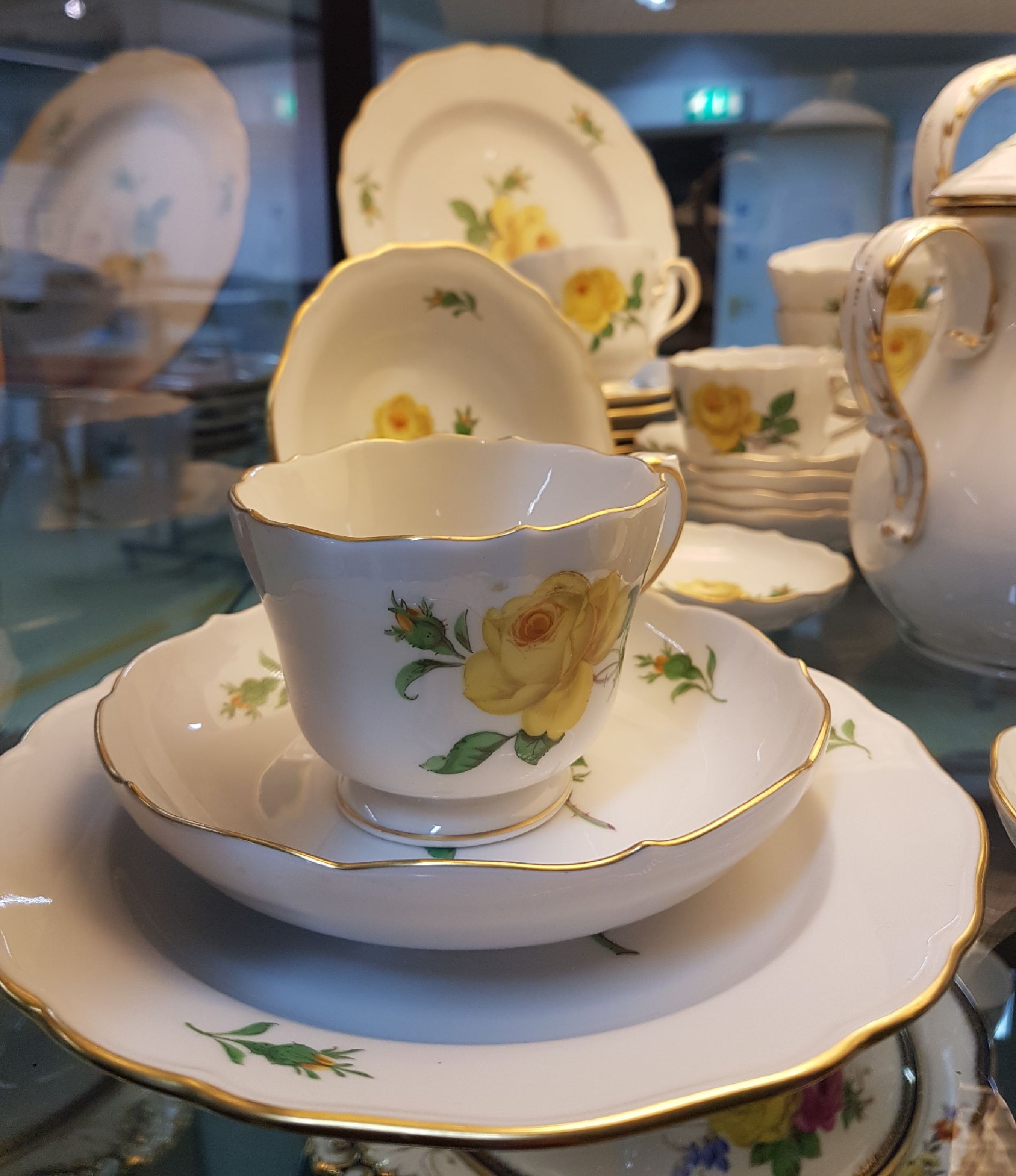 Detail d: Service für Kaffee, Tee und Mokka, Meissen, Dekor gelbe Rose, 20.Jh., 2. Wahl, Porzellan, handbemalter Dekor, Goldrand, 5 Kaffeetassen mit 6 UT, 6 ...