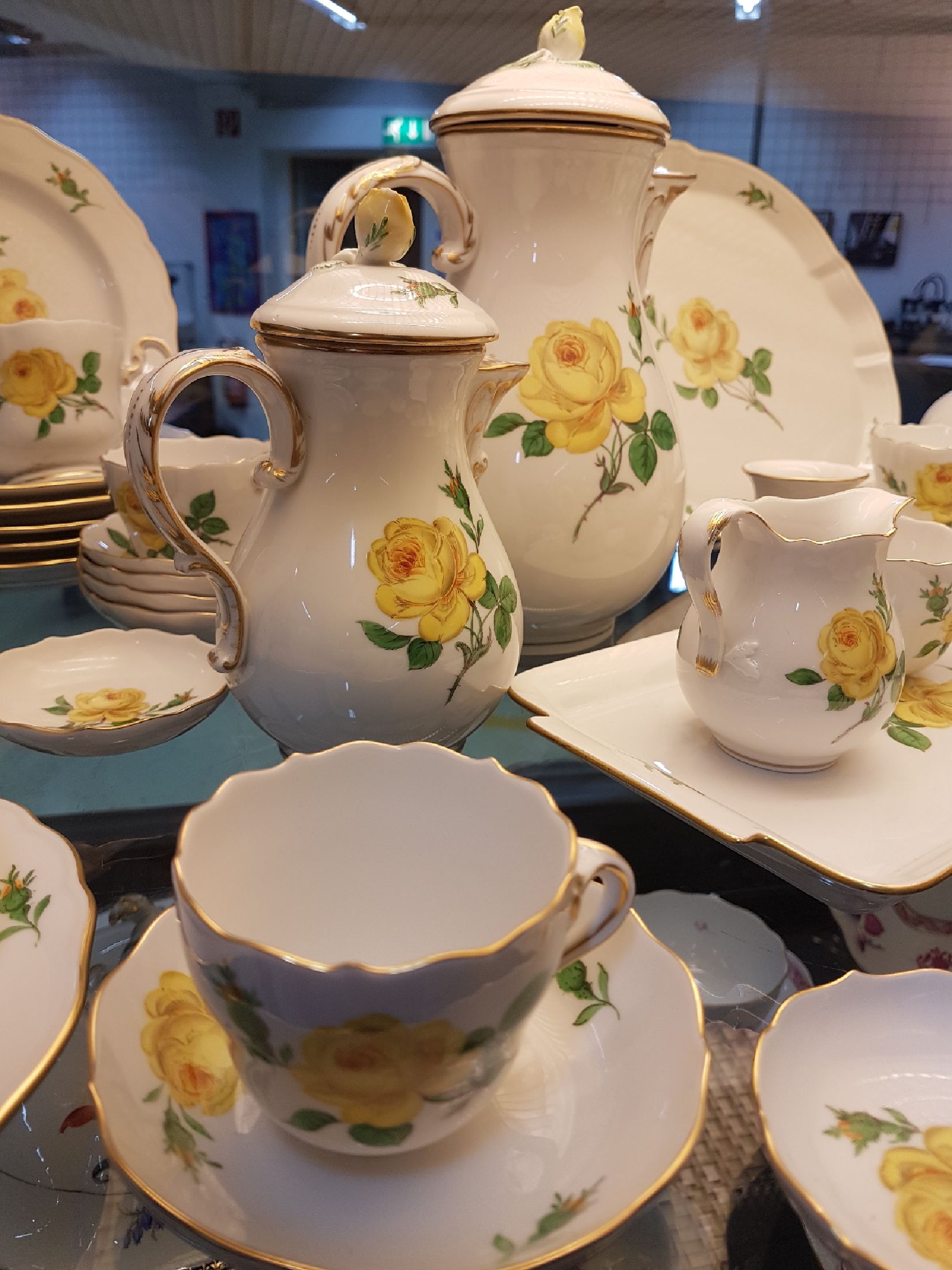 Detail e: Service für Kaffee, Tee und Mokka, Meissen, Dekor gelbe Rose, 20.Jh., 2. Wahl, Porzellan, handbemalter Dekor, Goldrand, 5 Kaffeetassen mit 6 UT, 6 ...
