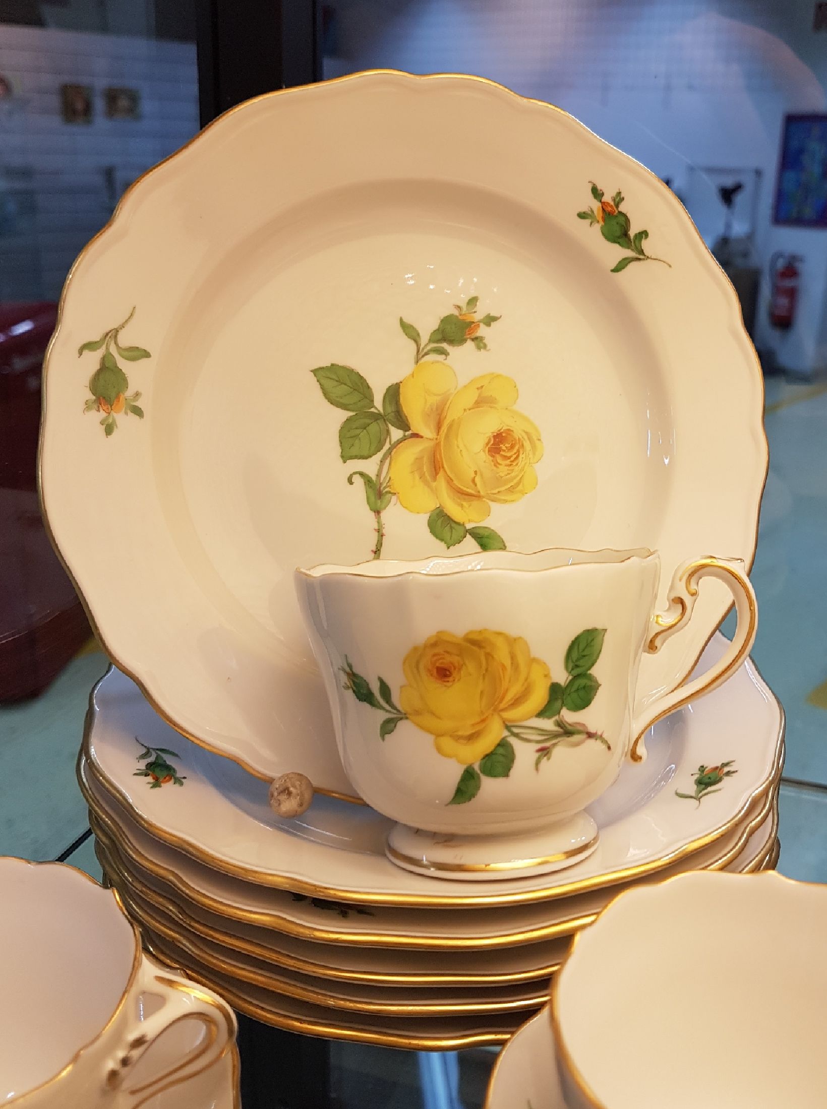 Detail f: Service für Kaffee, Tee und Mokka, Meissen, Dekor gelbe Rose, 20.Jh., 2. Wahl, Porzellan, handbemalter Dekor, Goldrand, 5 Kaffeetassen mit 6 UT, 6 ...