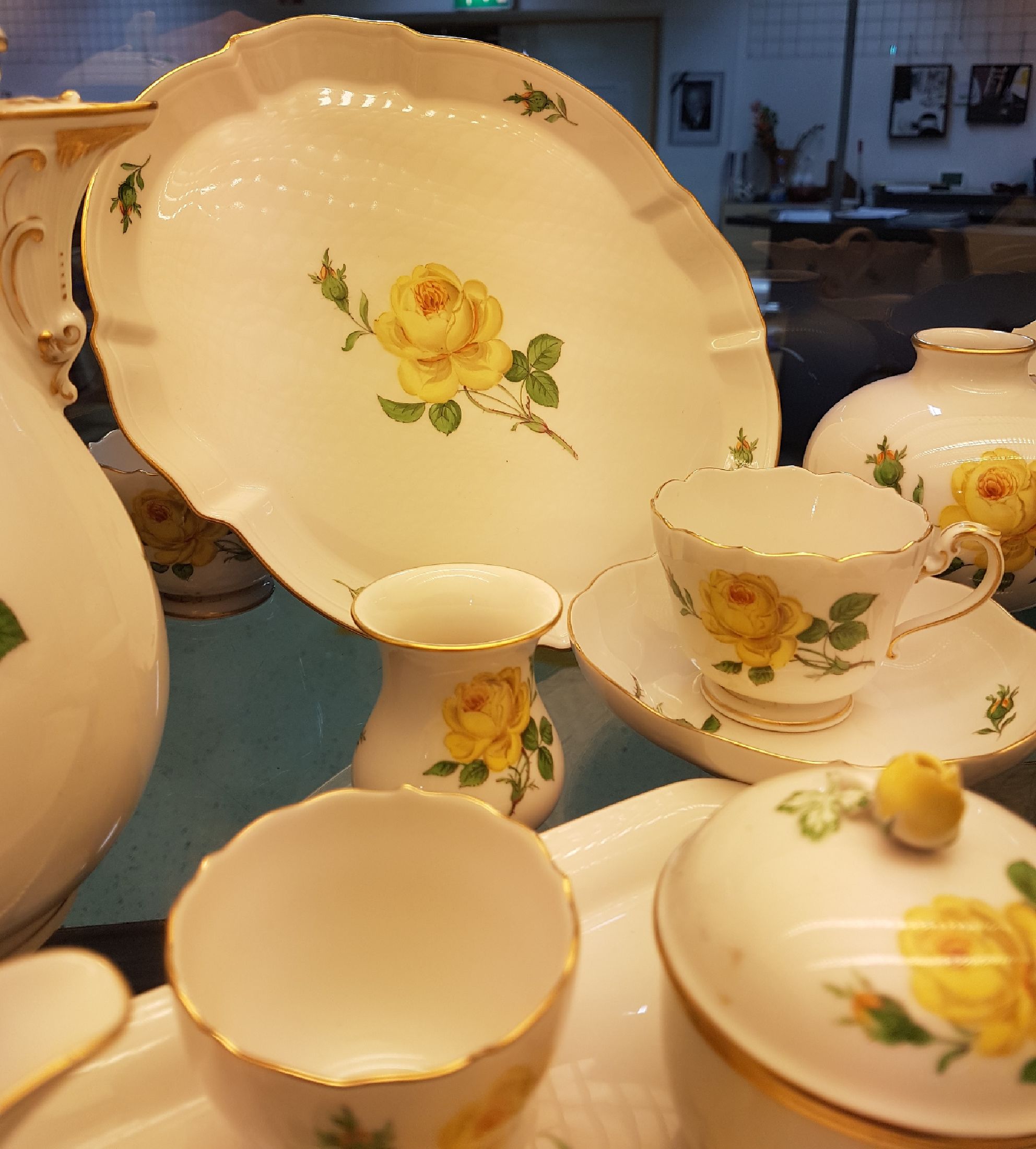 Detail g: Service für Kaffee, Tee und Mokka, Meissen, Dekor gelbe Rose, 20.Jh., 2. Wahl, Porzellan, handbemalter Dekor, Goldrand, 5 Kaffeetassen mit 6 UT, 6 ...