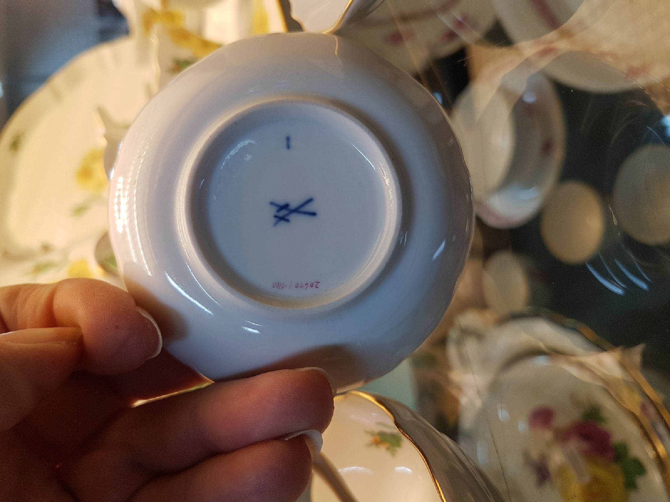 Detail h: Service für Kaffee, Tee und Mokka, Meissen, Dekor gelbe Rose, 20.Jh., 2. Wahl, Porzellan, handbemalter Dekor, Goldrand, 5 Kaffeetassen mit 6 UT, 6 ...