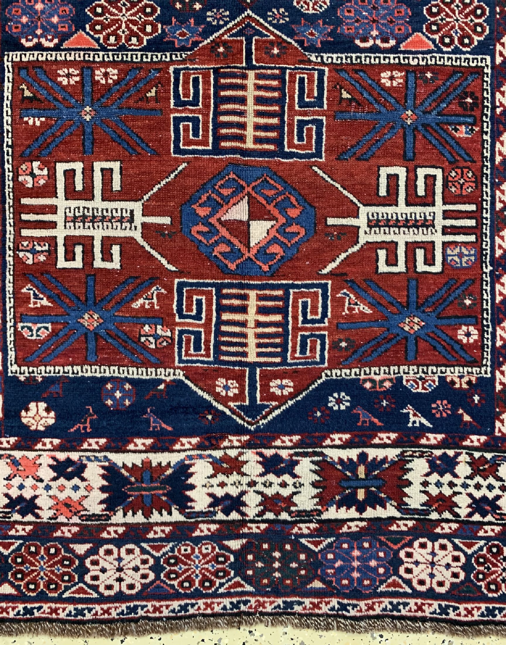 Detail b: Baku-Schirwan antik, Kaukasus, um 1900, Wolle auf Wolle, ca. 246 x 136 cm, EHZ: 3(restauriert).Ein seltenes, und museales Exemplar. siehe ...