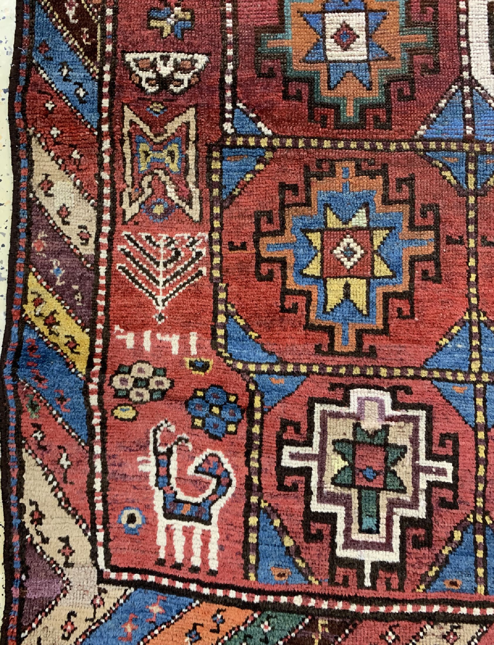 Detail b: Moghan-Gandje antik, Kaukasus, datiert 1314(1891), Wolle auf Wolle, ca. 267 x 102 cm,EHZ: 3 restauriert. siehe Orientteppiche Battenberg Band 1 von ...