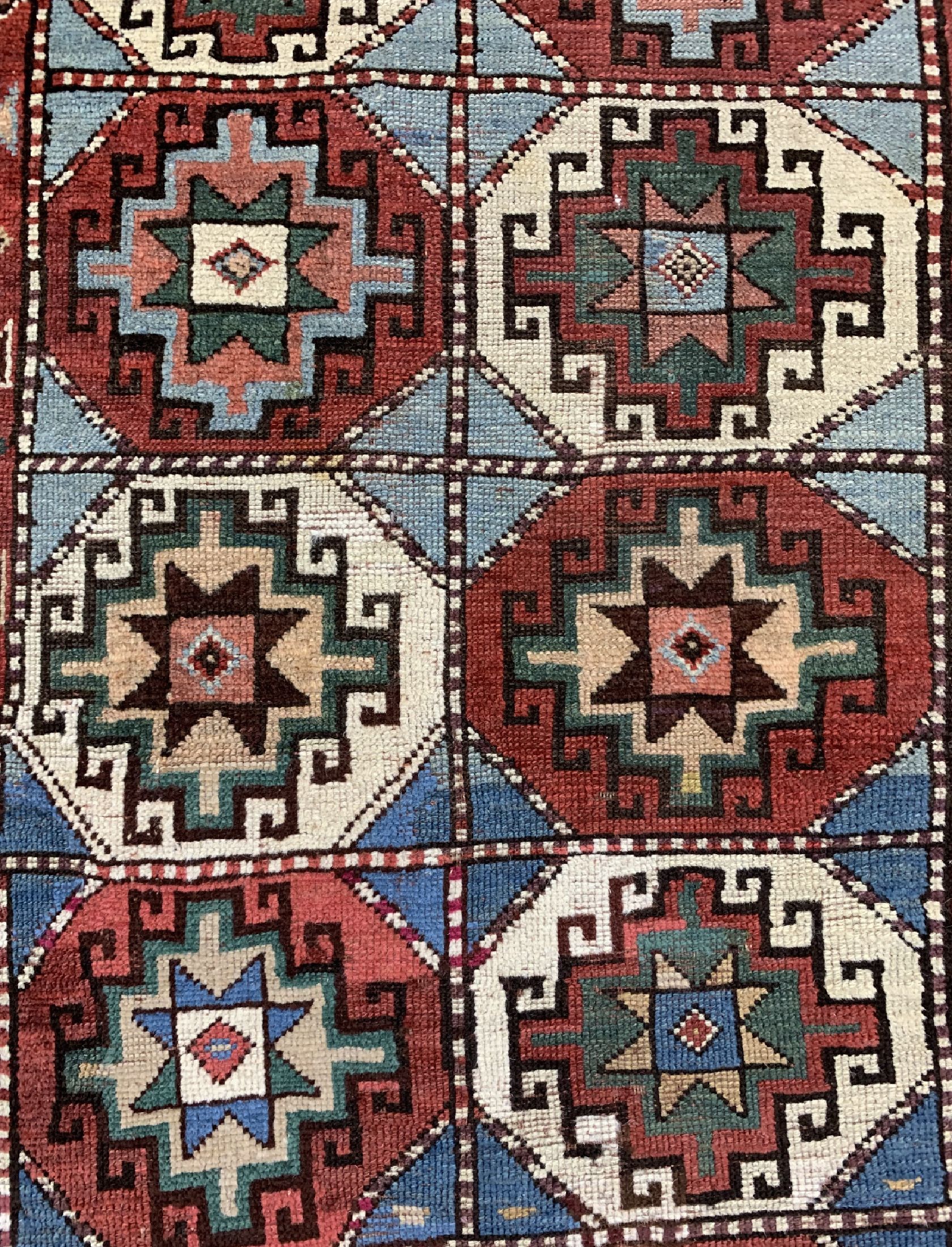 Detail e: Moghan-Gandje antik, Kaukasus, datiert 1314(1891), Wolle auf Wolle, ca. 267 x 102 cm,EHZ: 3 restauriert. siehe Orientteppiche Battenberg Band 1 von ...