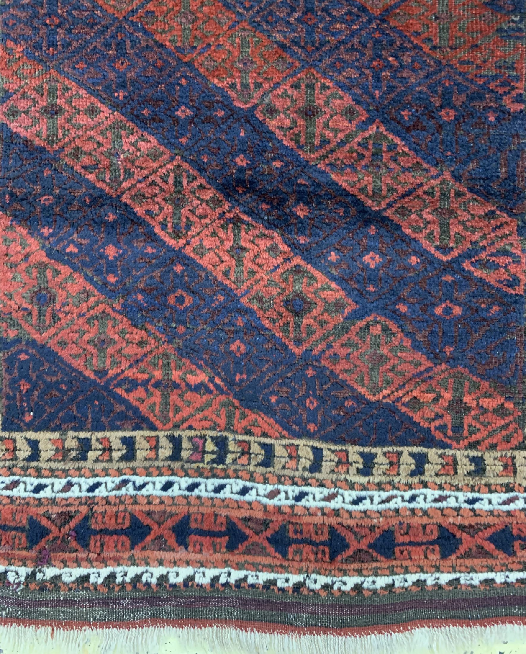 Detail b: Belutsch antik, Persien, um 1900, Wolle aufWolle, ca. 180 x 105 cm, EHZ: 2-3 restauriert