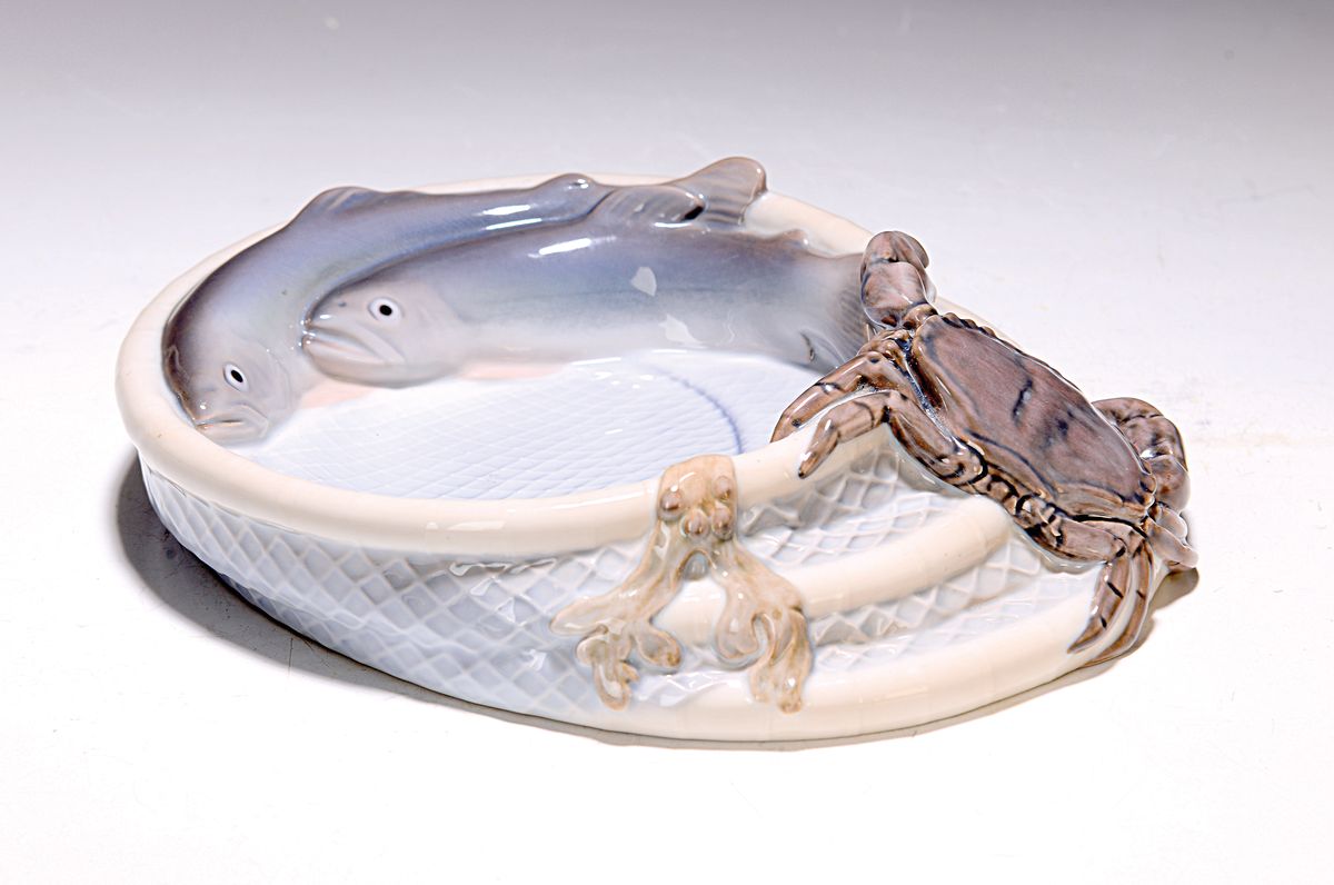 Schale, Bing & Grondahl Kopenhagen, Porzellan, bunt bemalt unter der Glasur, mit halbplastischen Fischen, Krabbe und Tang, ca. 6x24x19cm