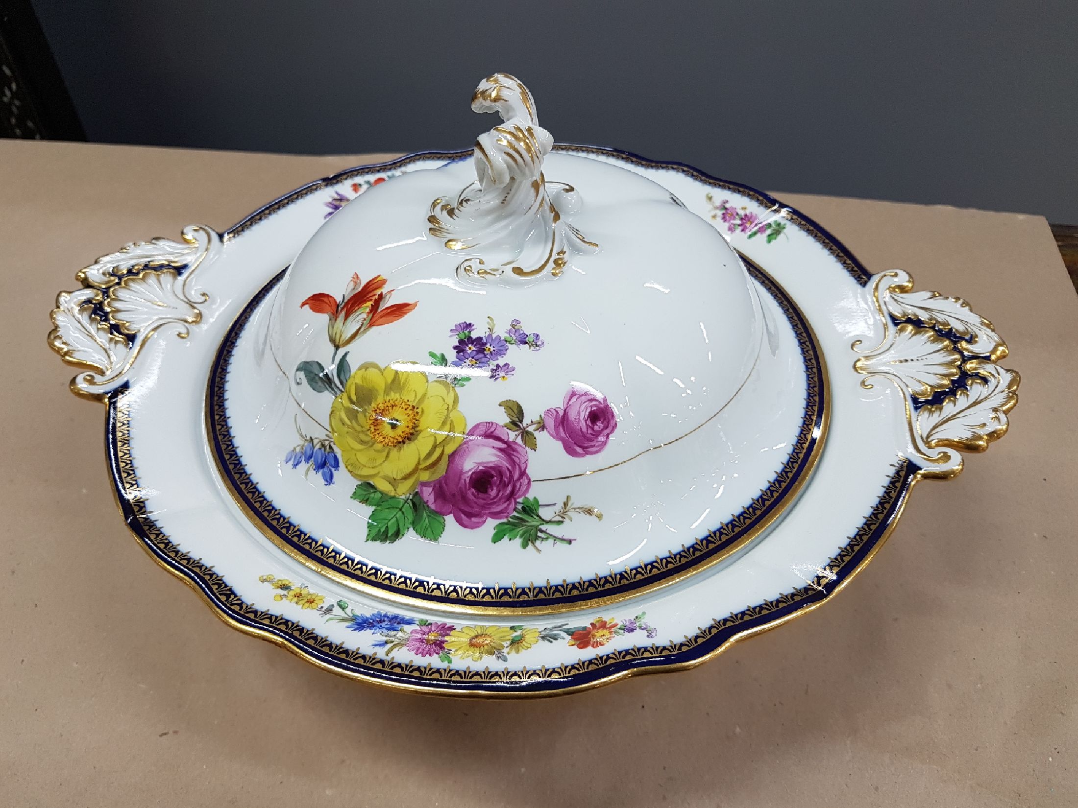 Detail a: Ragoutschüssel, Meissen, Pfeifferzeit, um 1924-33, 1. Wahl, A-Kante in kobaltblau und Gold, Goldstaffage, feine bunte Blumenmalerei, ca. 15x33x26cm