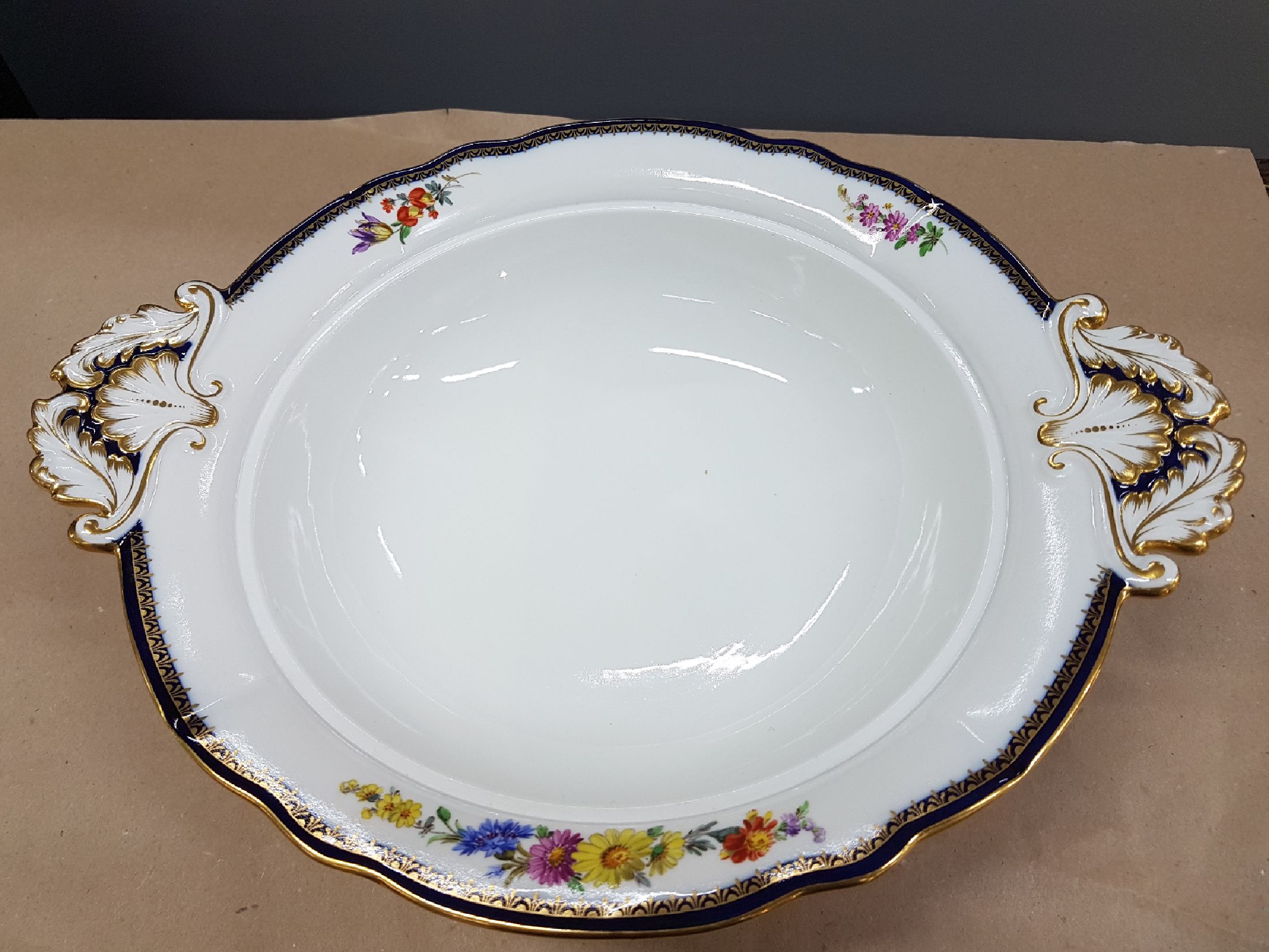 Detail b: Ragoutschüssel, Meissen, Pfeifferzeit, um 1924-33, 1. Wahl, A-Kante in kobaltblau und Gold, Goldstaffage, feine bunte Blumenmalerei, ca. 15x33x26cm