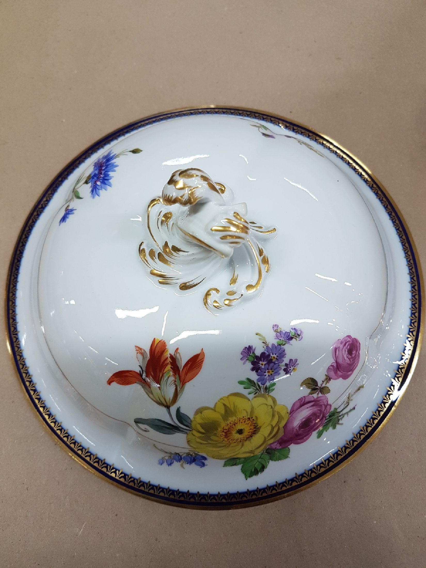 Detail c: Ragoutschüssel, Meissen, Pfeifferzeit, um 1924-33, 1. Wahl, A-Kante in kobaltblau und Gold, Goldstaffage, feine bunte Blumenmalerei, ca. 15x33x26cm