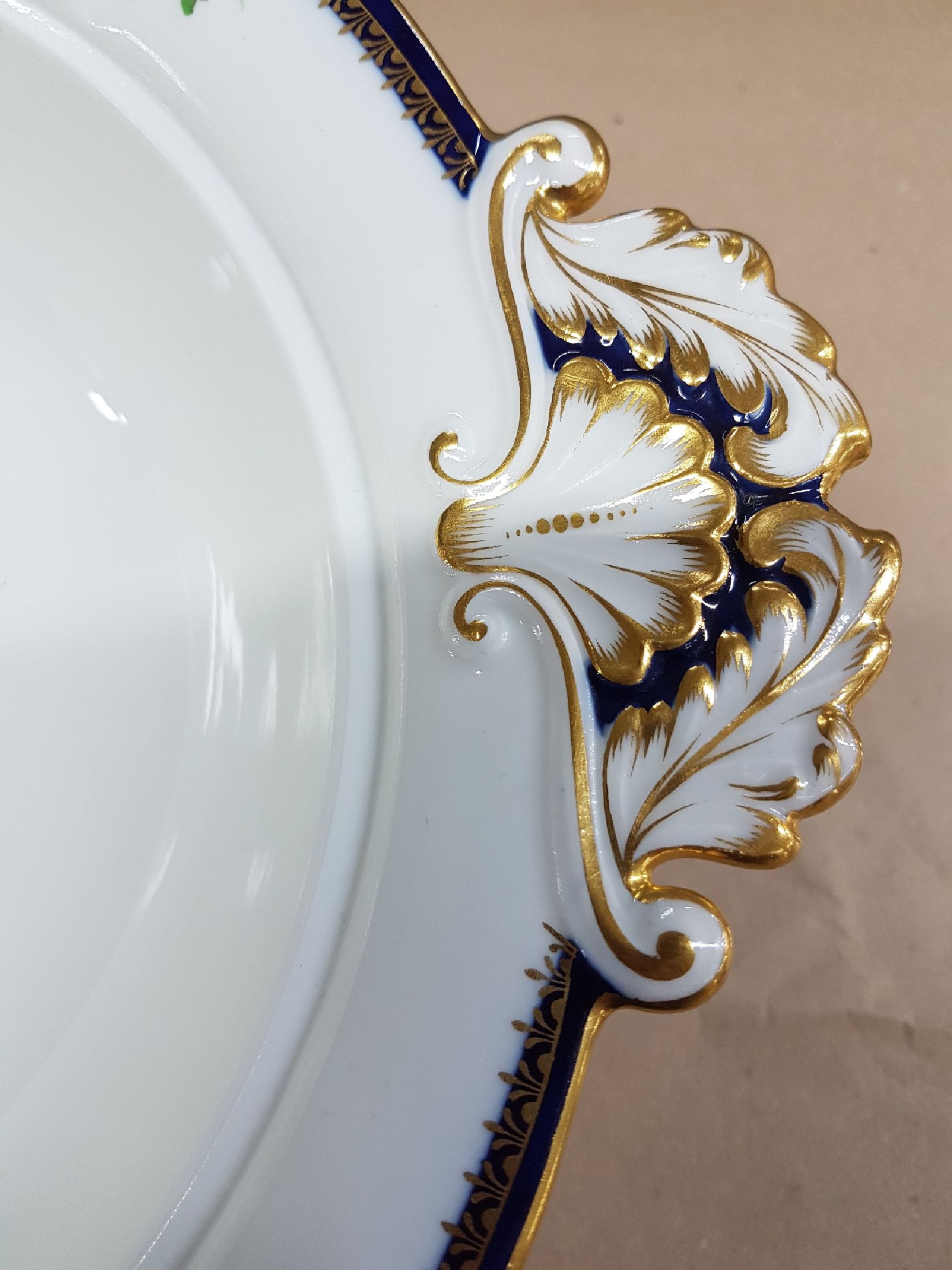 Detail g: Ragoutschüssel, Meissen, Pfeifferzeit, um 1924-33, 1. Wahl, A-Kante in kobaltblau und Gold, Goldstaffage, feine bunte Blumenmalerei, ca. 15x33x26cm